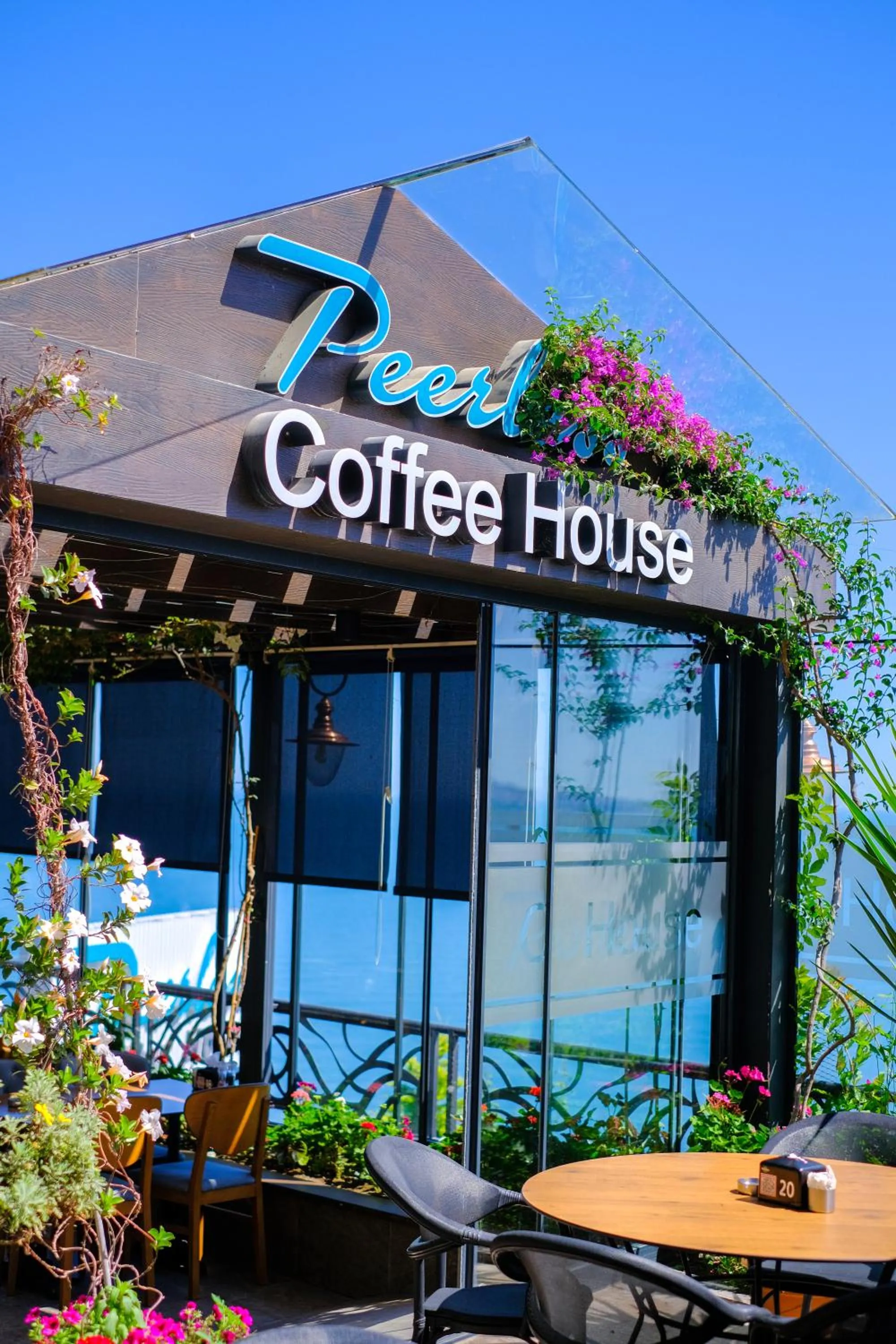 Restaurant/places to eat in Peerless Villas Hotel