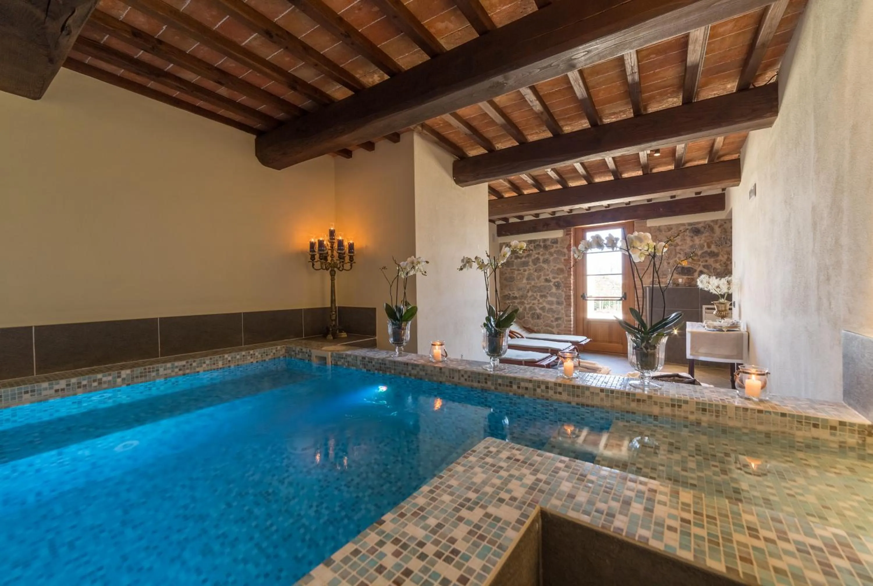 Hot Tub in Relais La Costa Historical Residence
