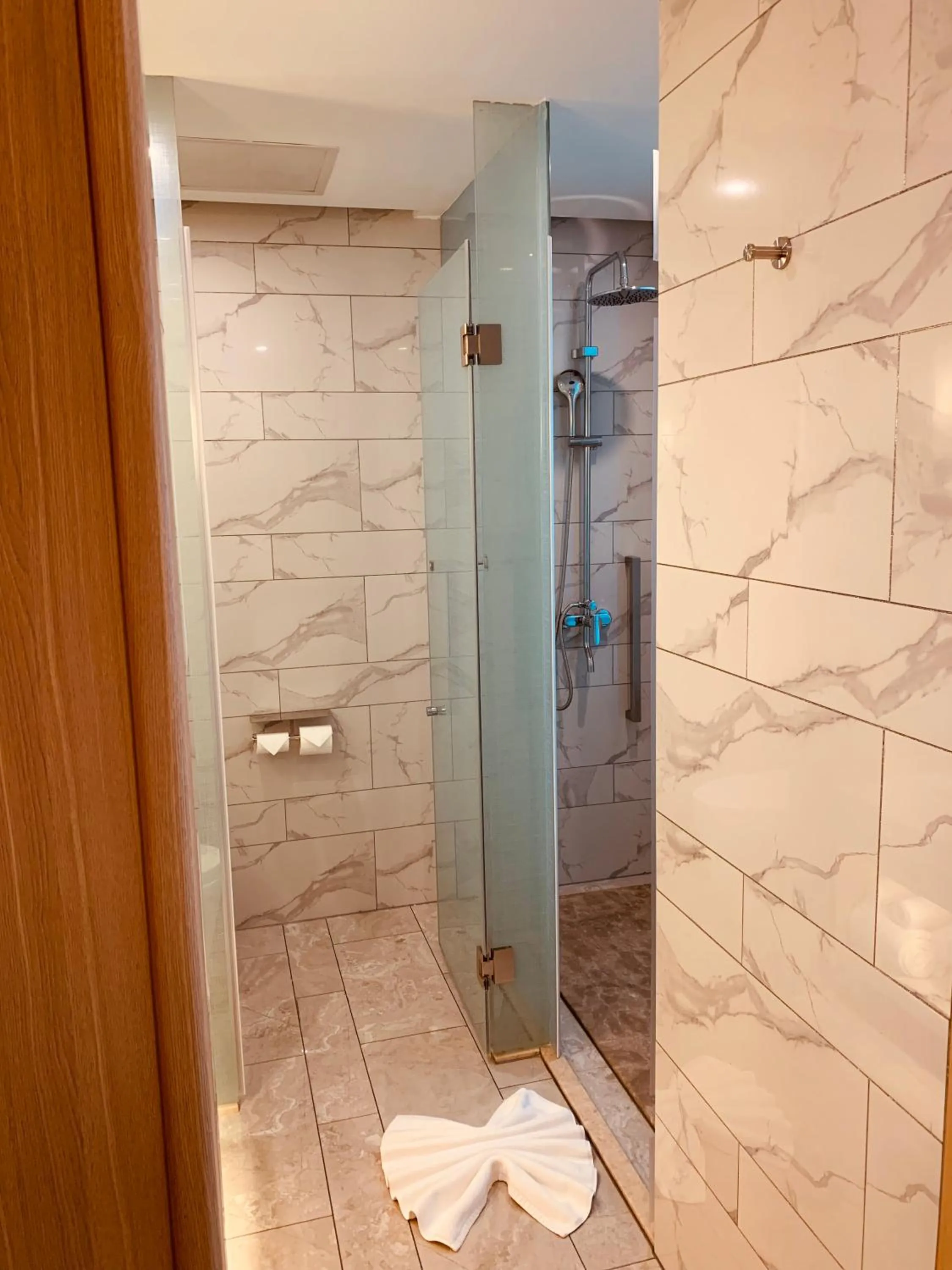 Bathroom in Metropolo Jinjiang Wuhan Optics Valley Science and Technology Exhibition Center