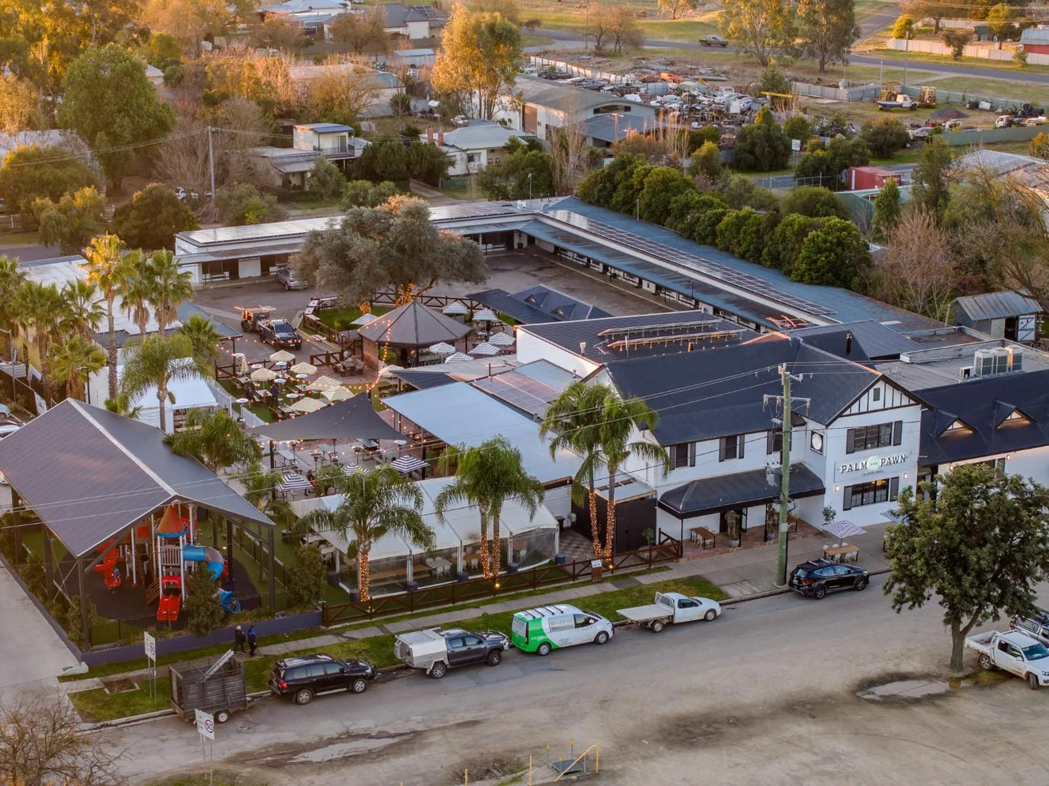 Palm and Pawn Motor Inn