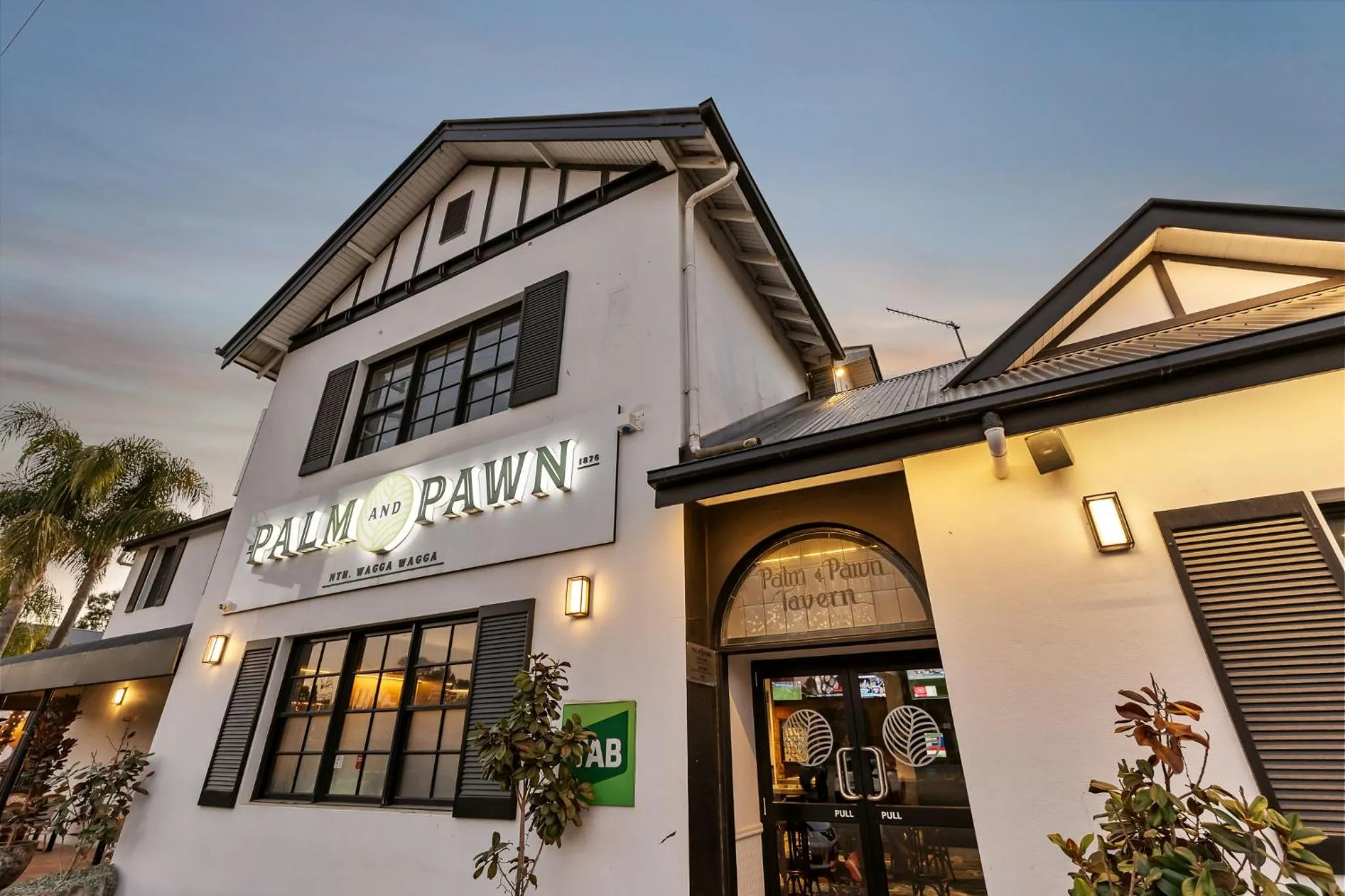 Palm and Pawn Motor Inn