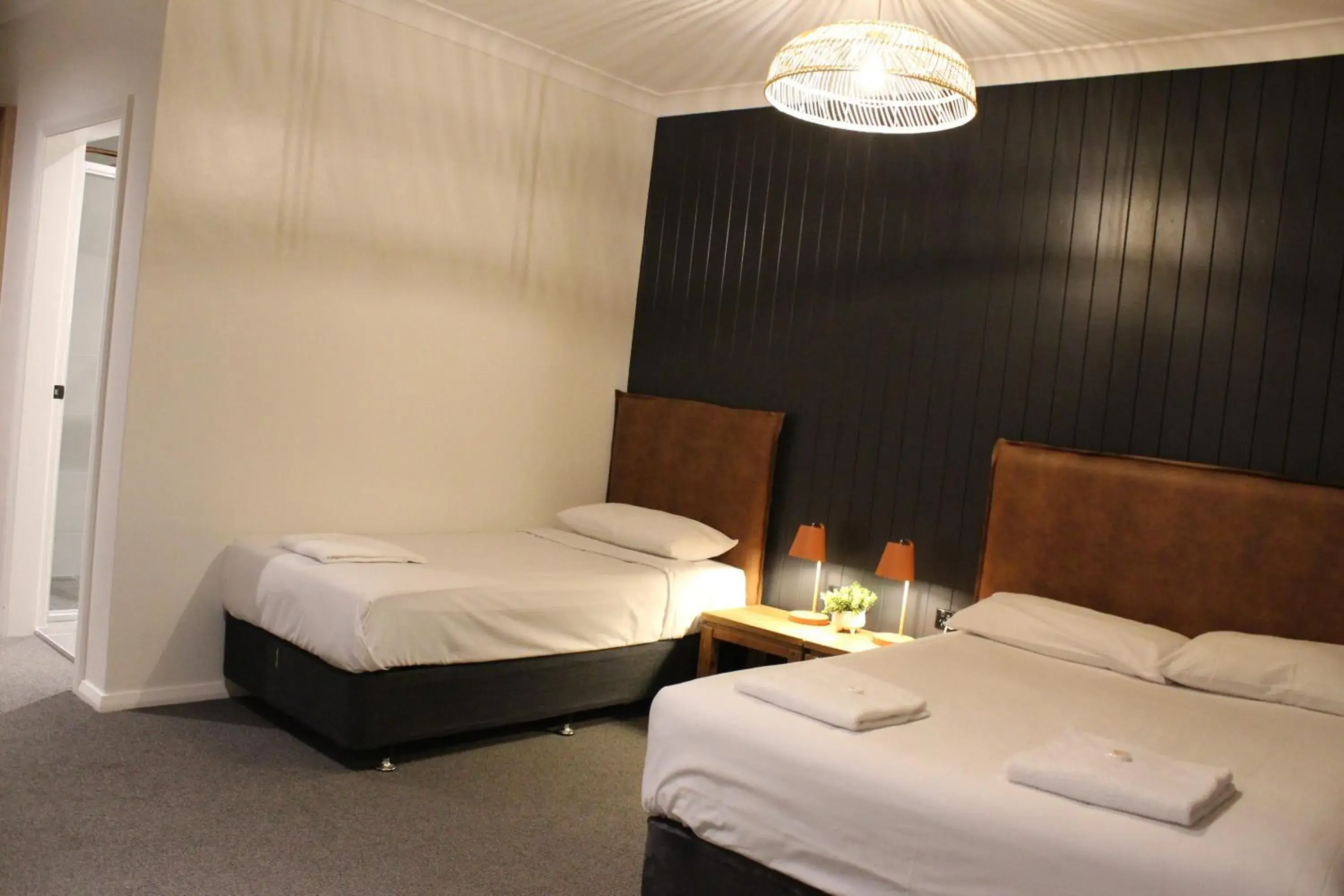 Deluxe Double & Single Room in Palm and Pawn Motor Inn Deluxe Double & Single Room in Palm and Pawn Motor Inn