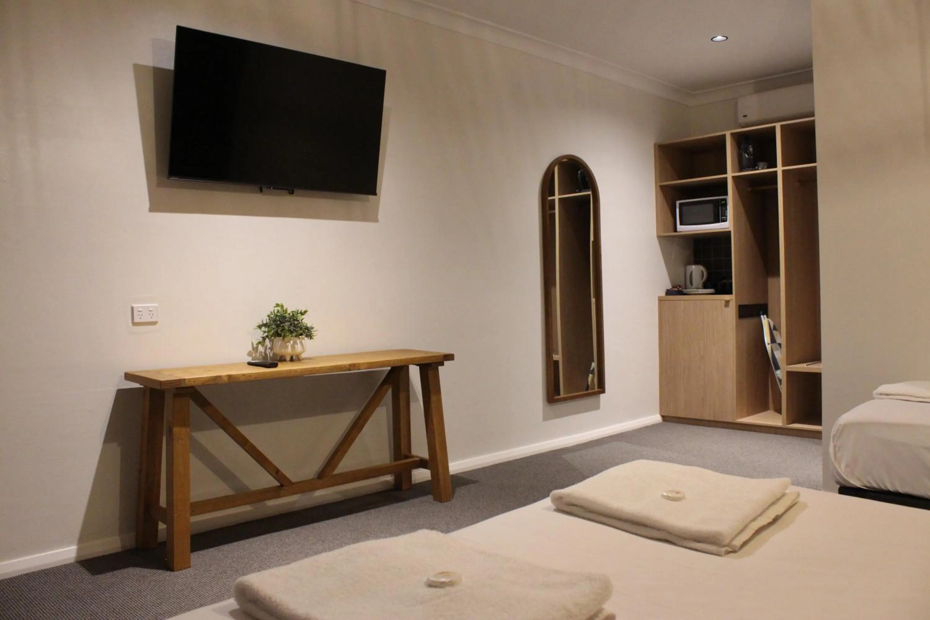 Bed in Palm and Pawn Motor Inn