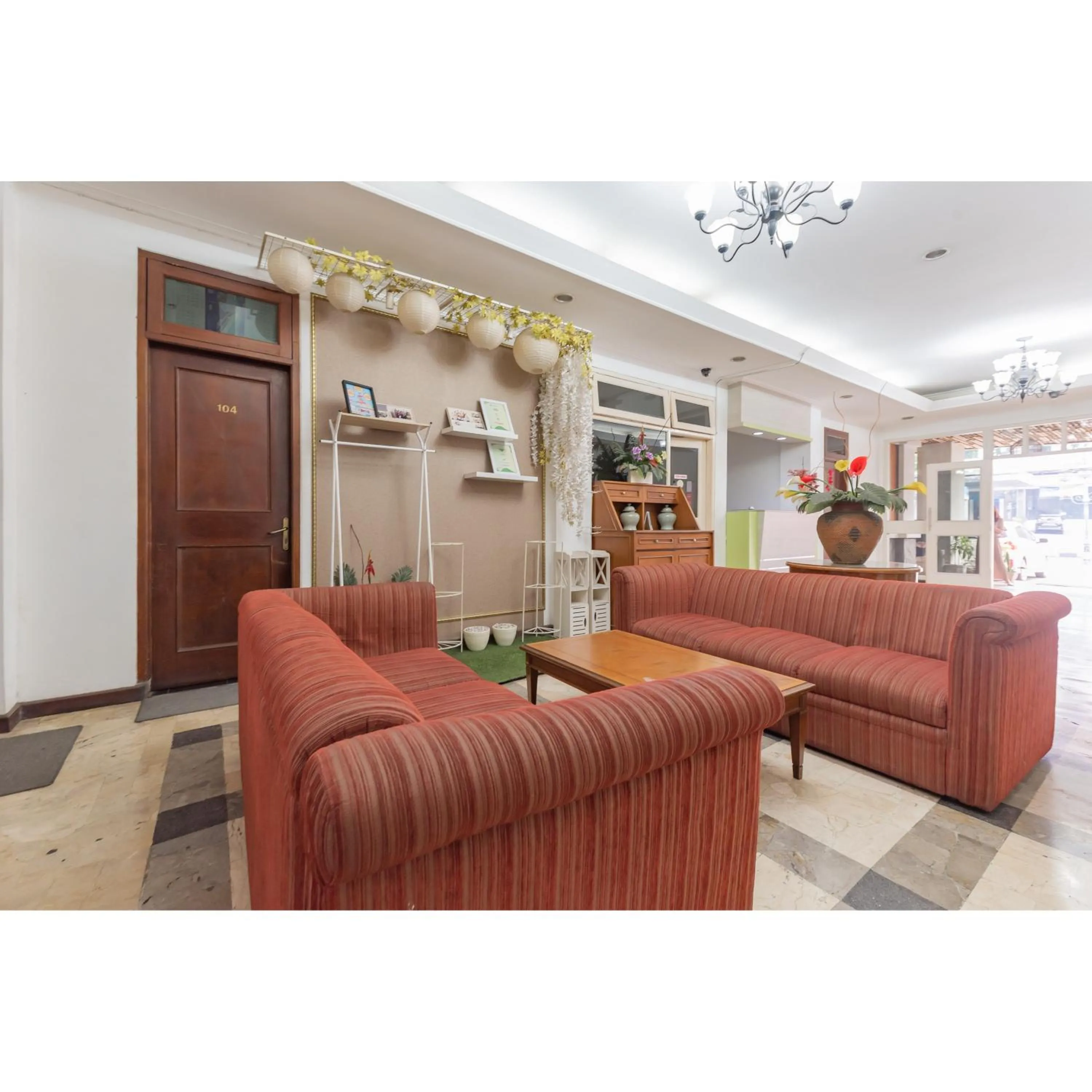 Seating area in Urbanview Hotel Utari