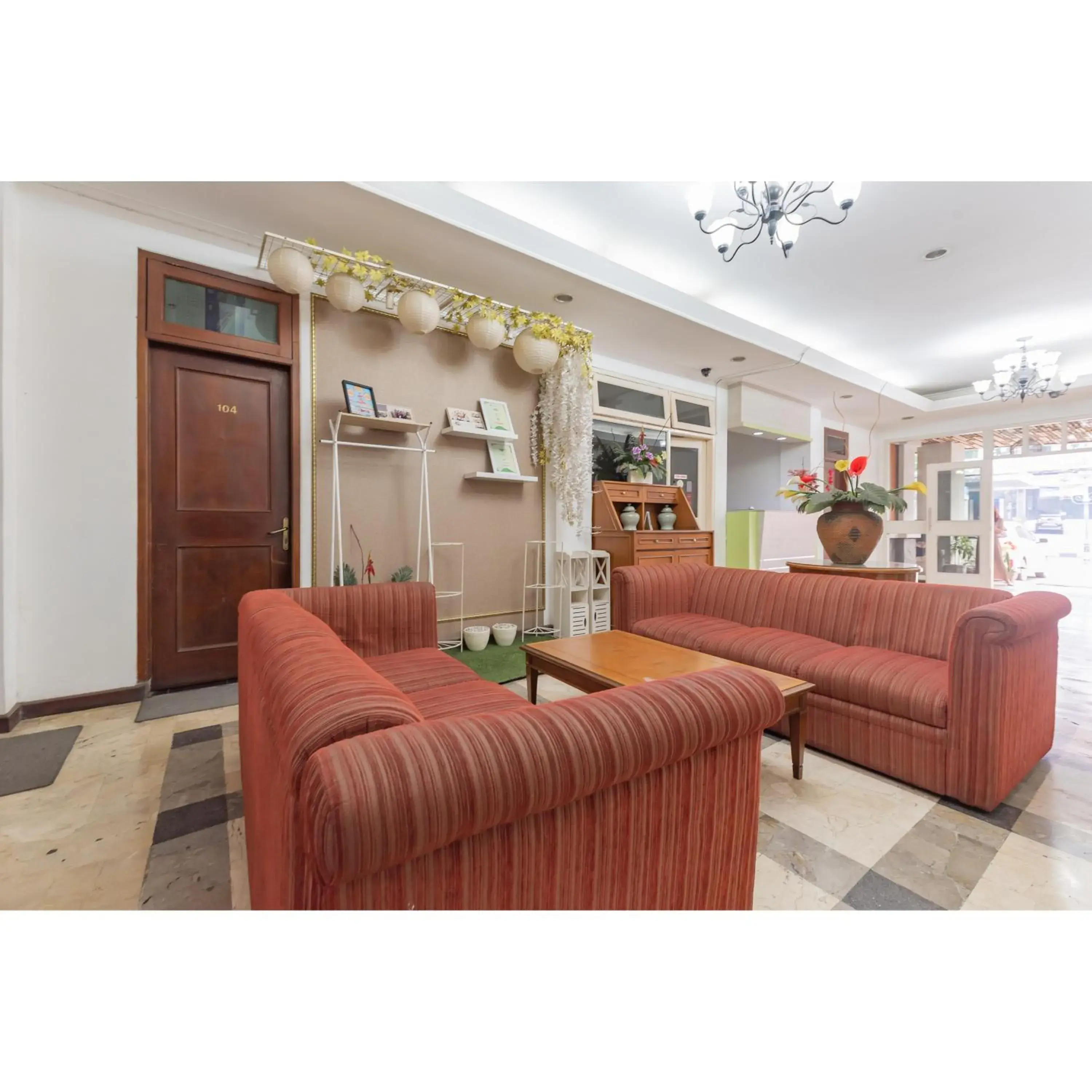 Seating area in Urbanview Hotel Utari Seating area in Urbanview Hotel Utari