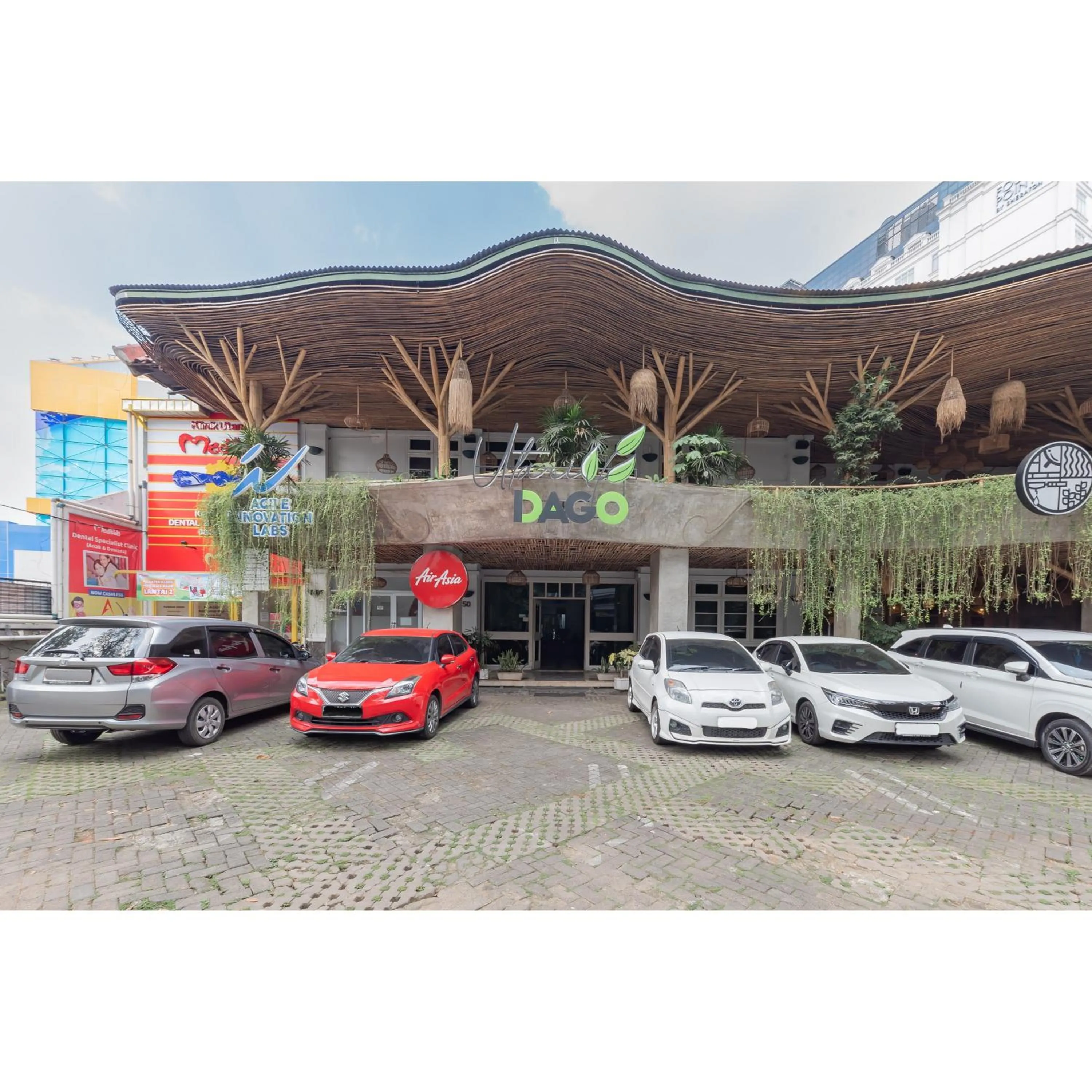 Facade/entrance in Urbanview Hotel Utari