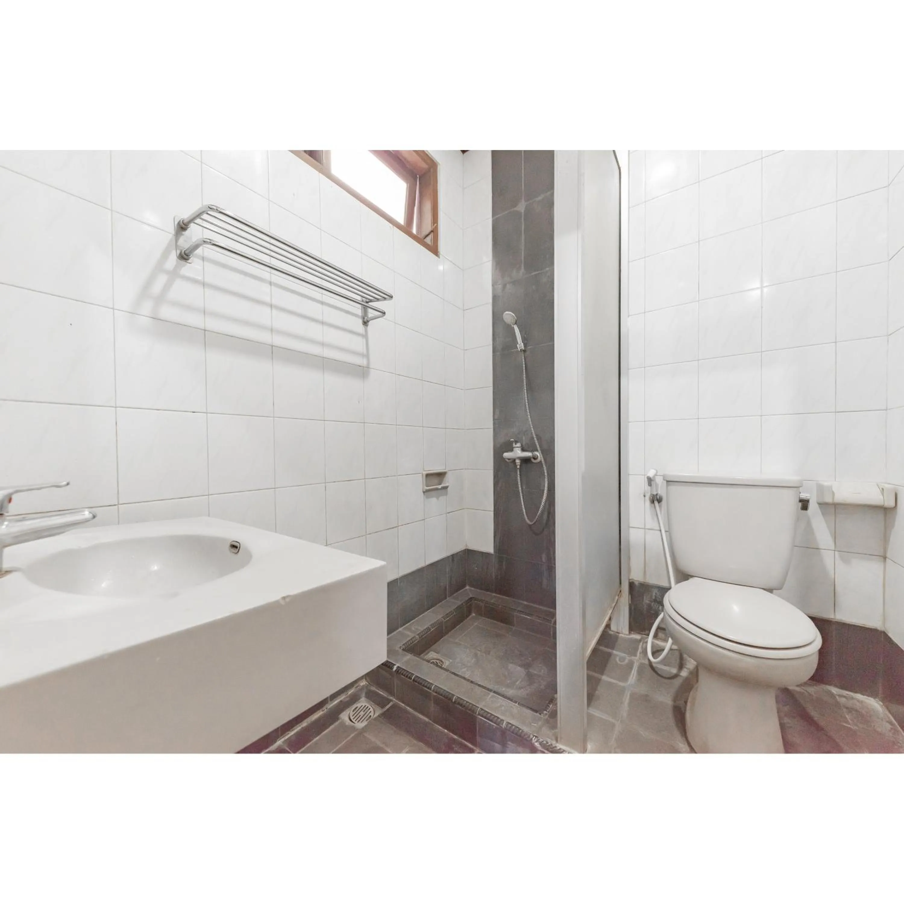 Bathroom in Urbanview Hotel Utari