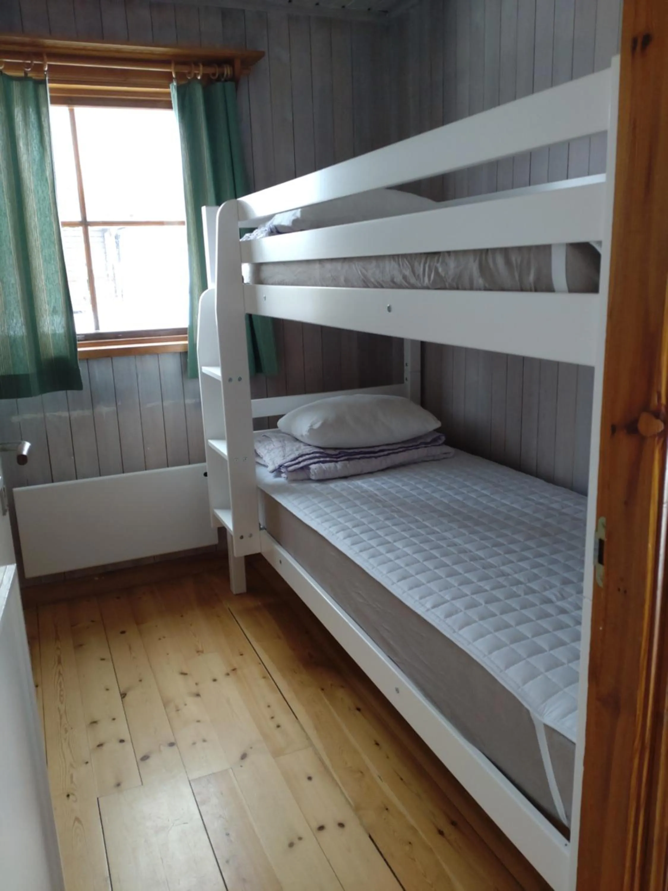bunk bed, Bed in Fyrklöverns Stugby