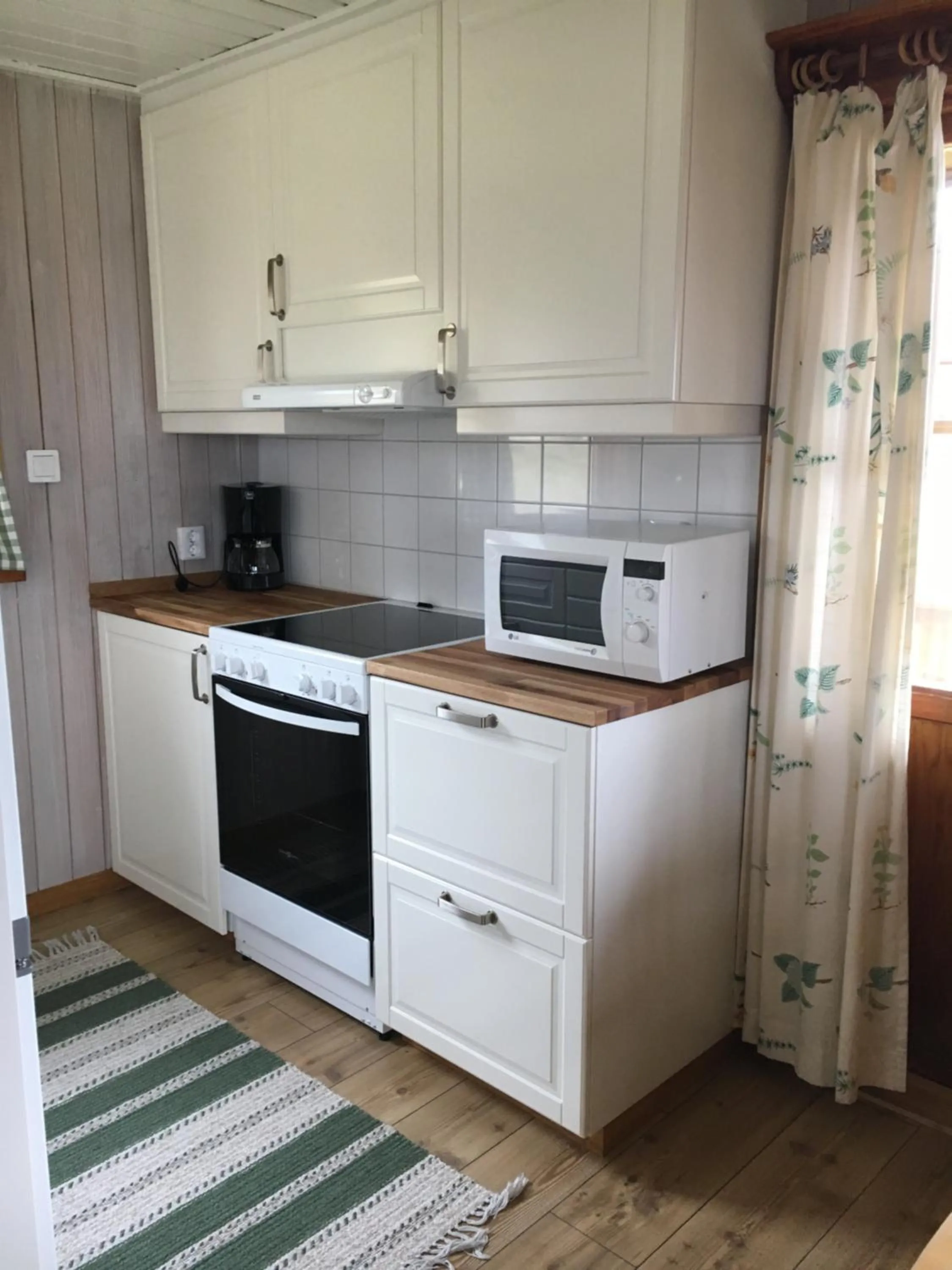Kitchen or kitchenette in Fyrklöverns Stugby