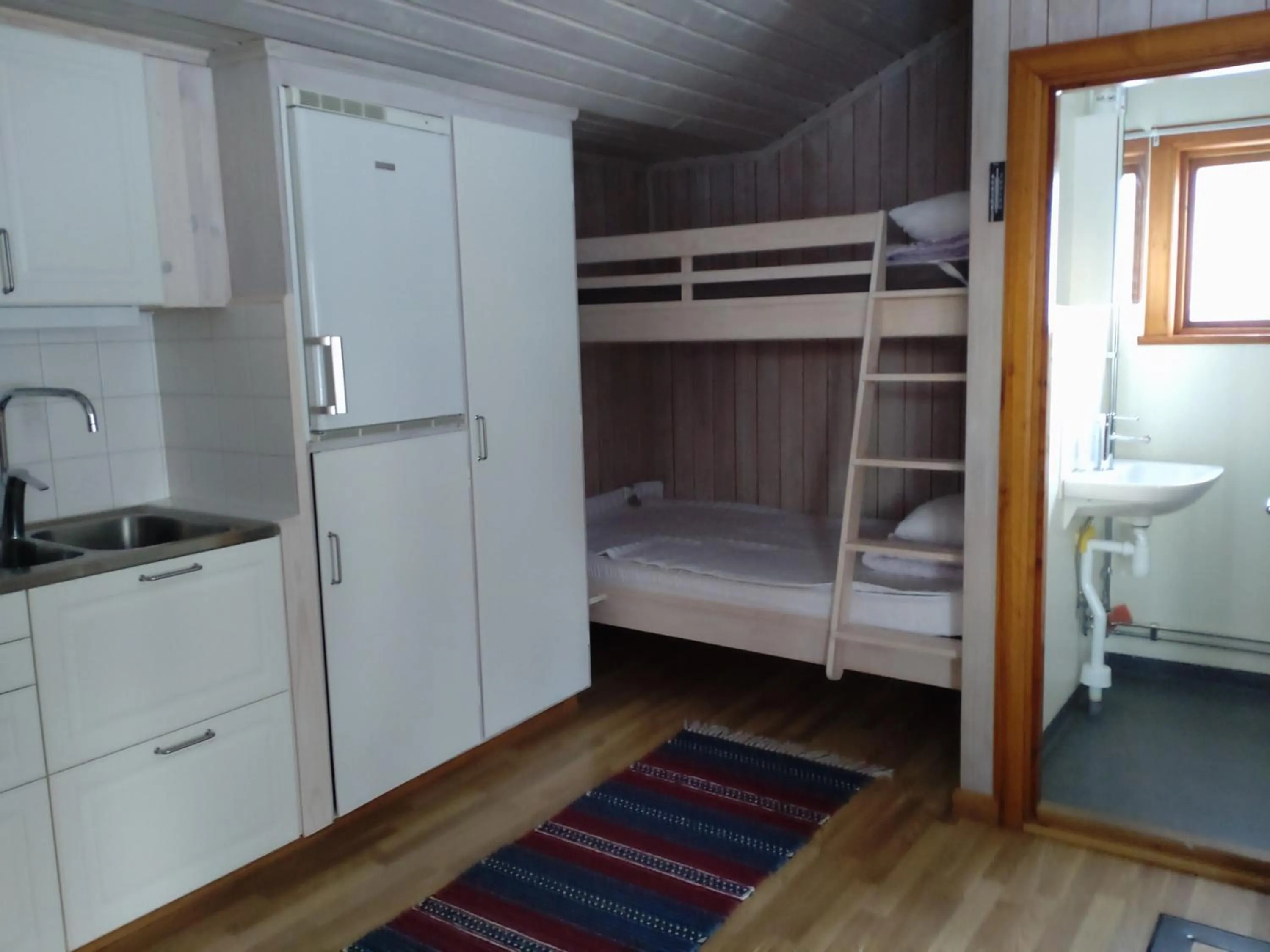 Kitchen or kitchenette, Bed in Fyrklöverns Stugby