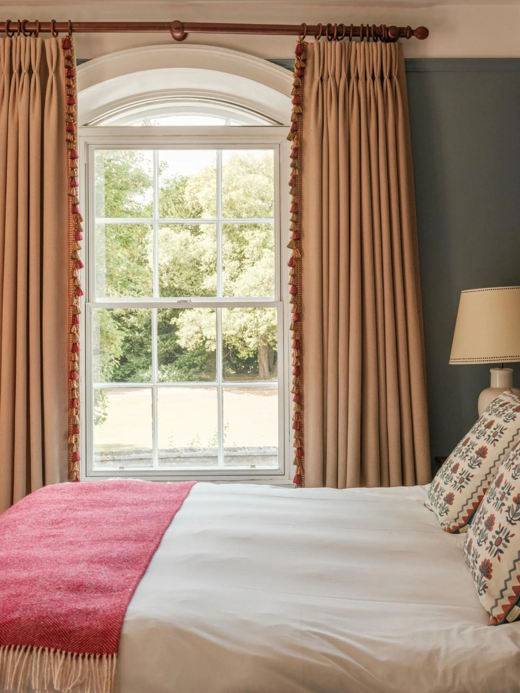 Bedroom, Bed in The Pembroke Arms