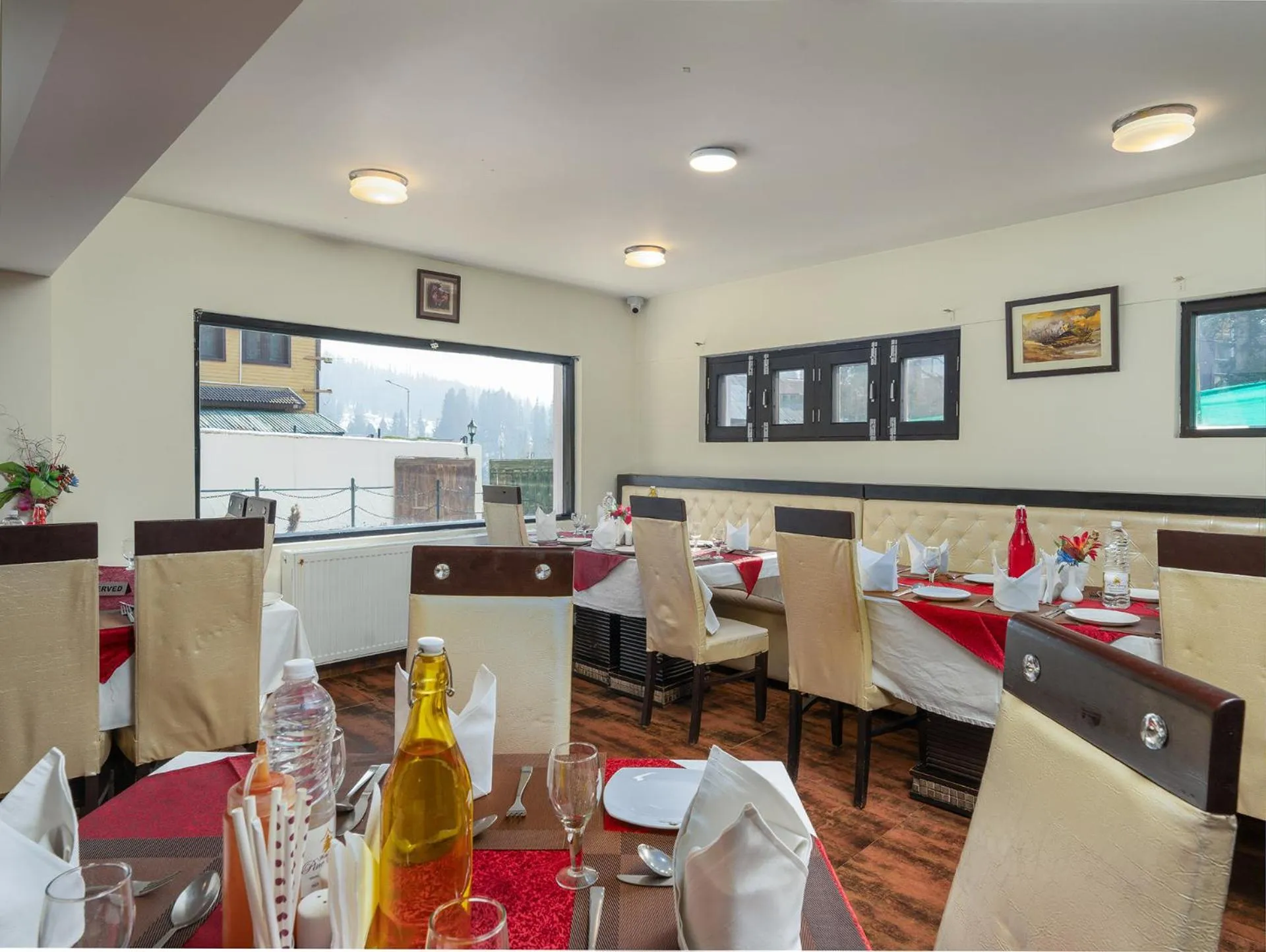 Restaurant/places to eat in Hotel Pine Spring Gulmarg