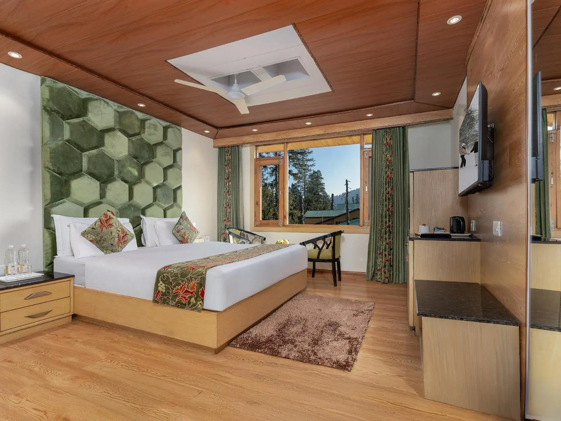 Double Room with Balcony in Hotel Pine Spring Gulmarg Double Room with Balcony in Hotel Pine Spring Gulmarg