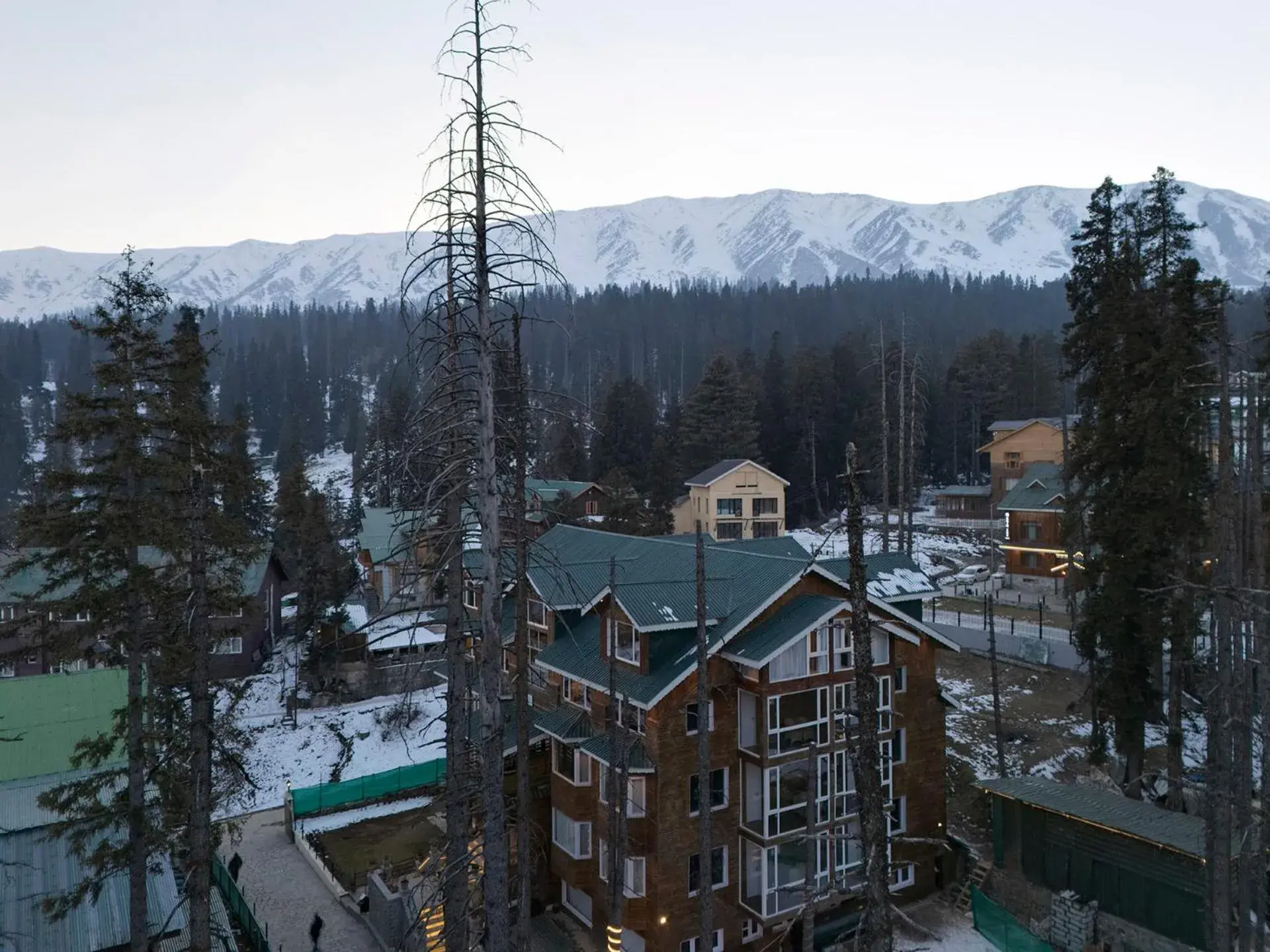 Property building in Hotel Pine Spring Gulmarg Property building in Hotel Pine Spring Gulmarg
