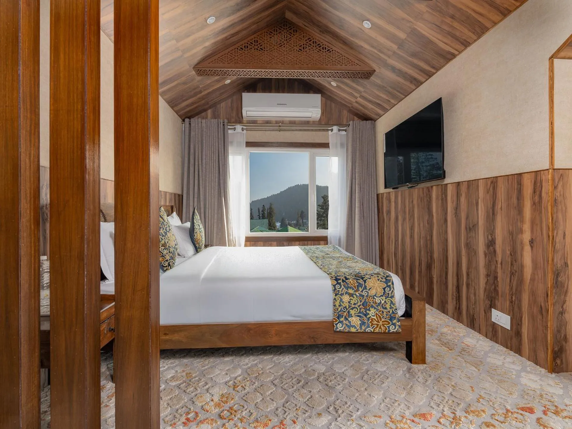 TV and multimedia, Bed in Hotel Pine Spring Gulmarg