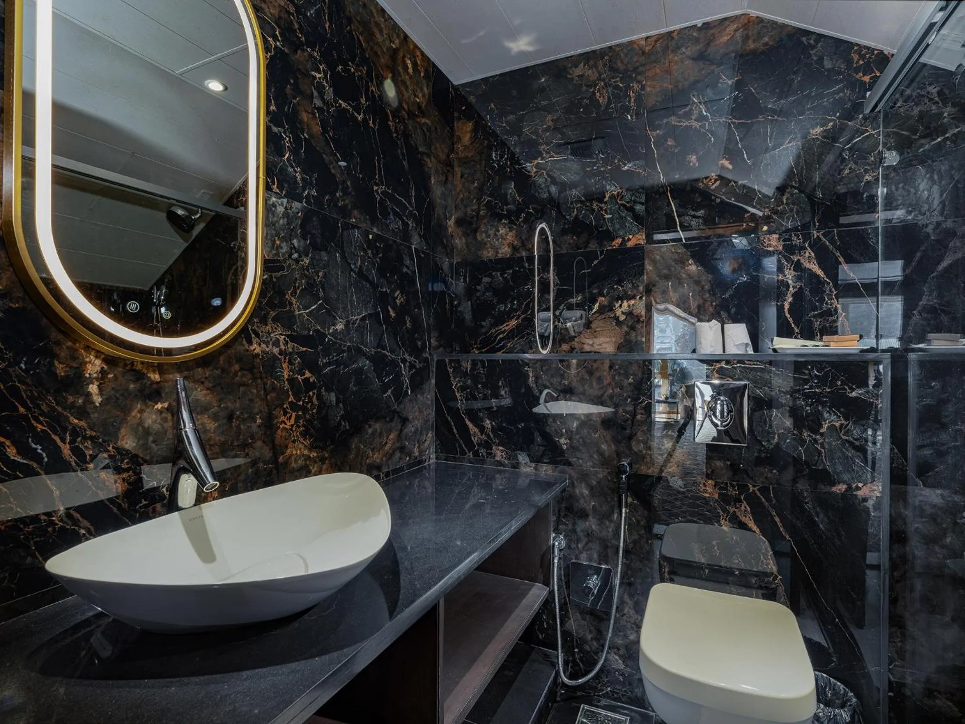 Bathroom in Hotel Pine Spring Gulmarg