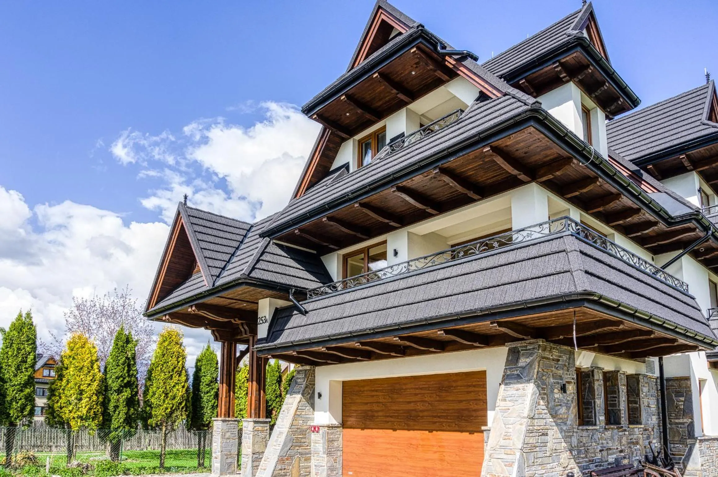 Property building in Żelazne Wrota