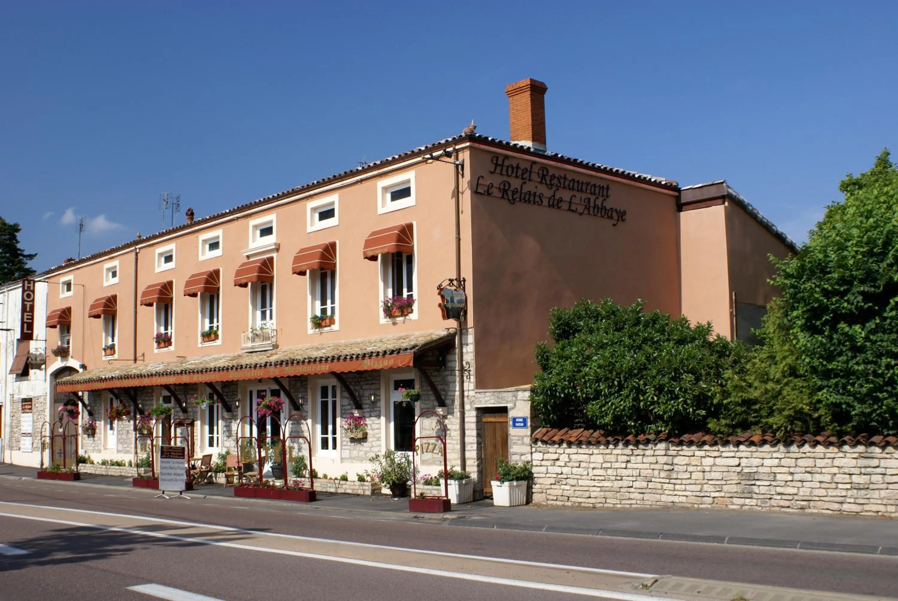 Facade/entrance in Le Relais de l'Abbaye