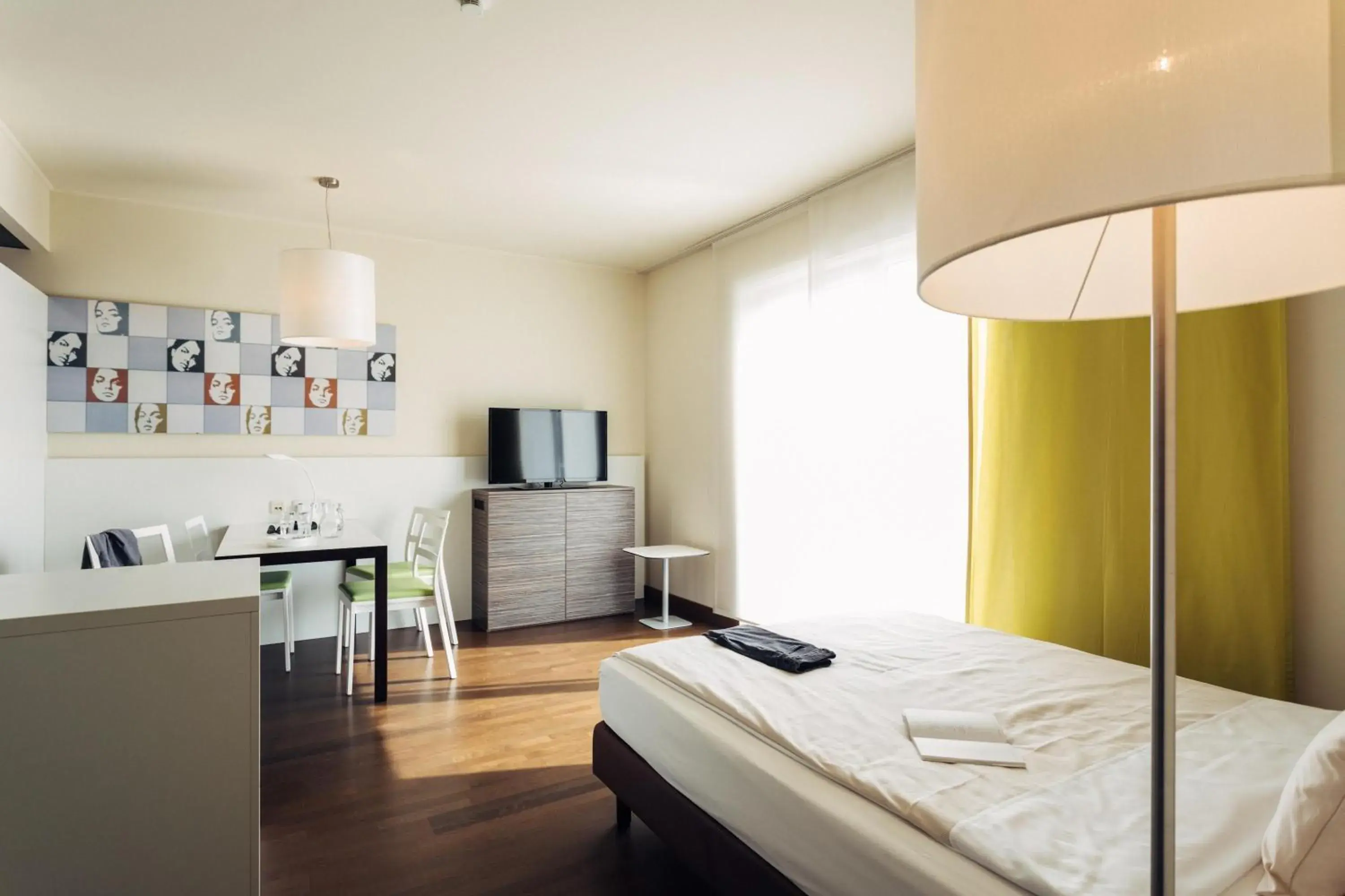 Photo of the whole room, Bed in harry's home Linz-Urfahr hotel & apartments Photo of the whole room, Bed in harry's home Linz-Urfahr hotel & apartments