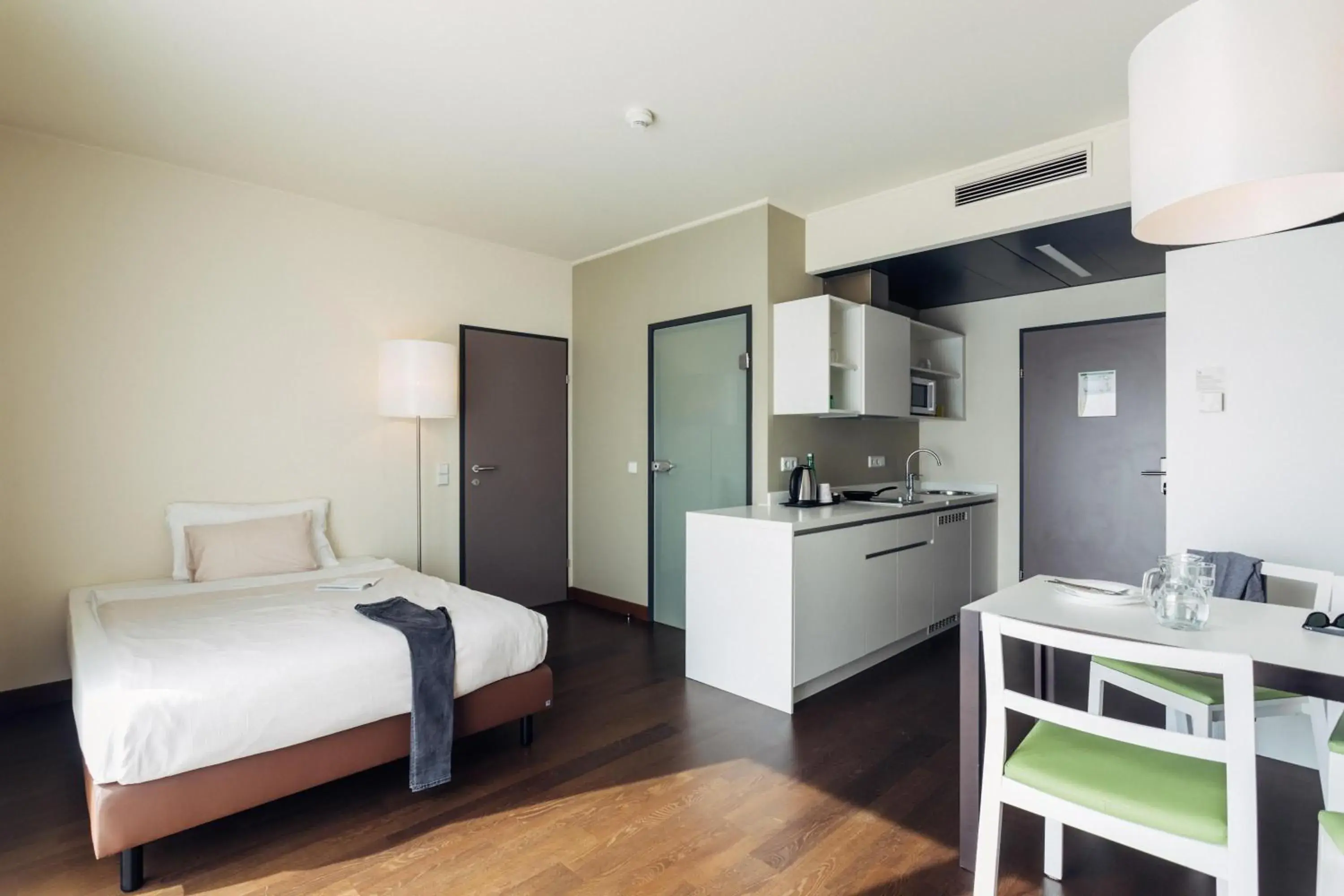 Photo of the whole room, Bed in harry's home Linz-Urfahr hotel & apartments Photo of the whole room, Bed in harry's home Linz-Urfahr hotel & apartments