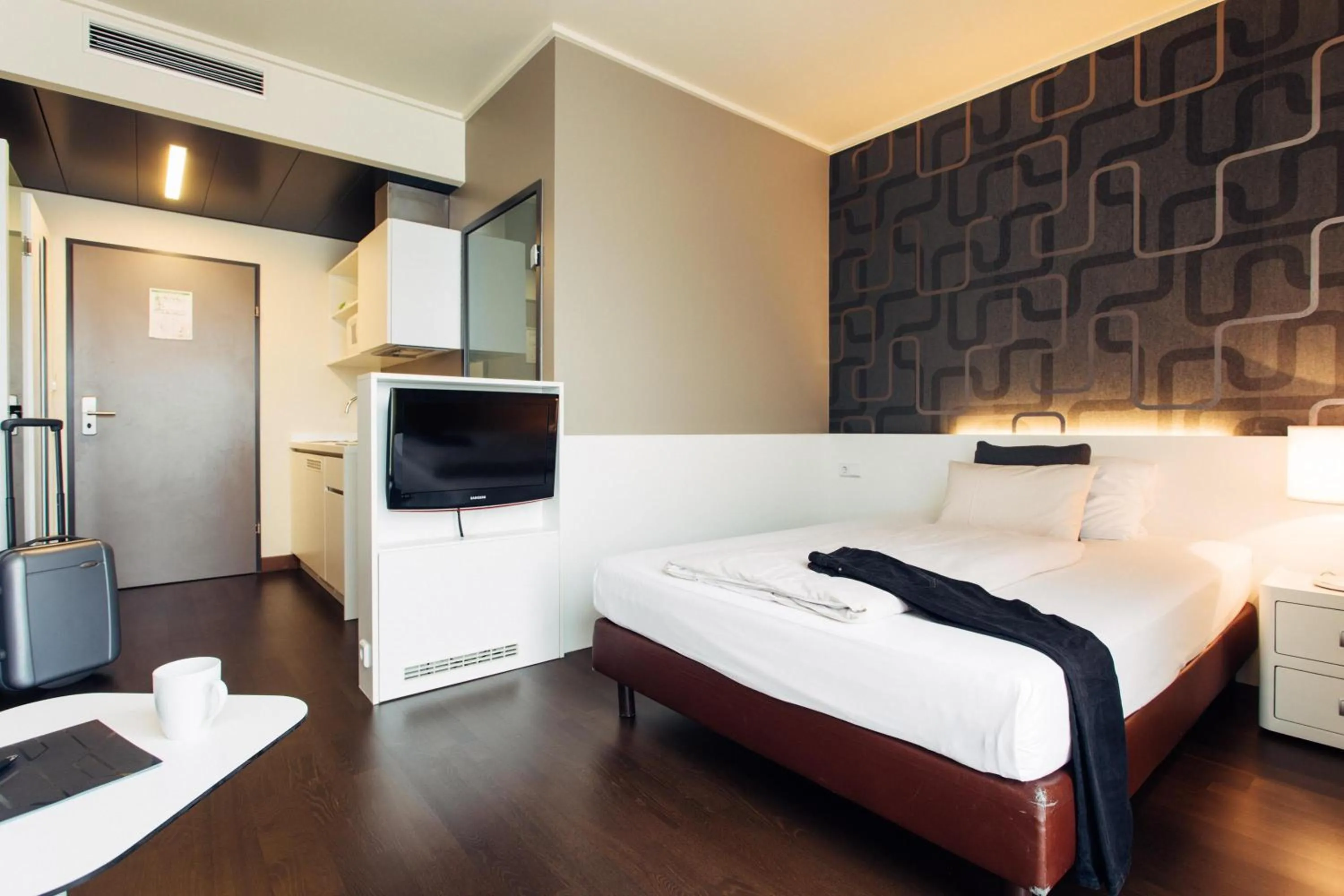 Photo of the whole room, Bed in harry's home Linz-Urfahr hotel & apartments