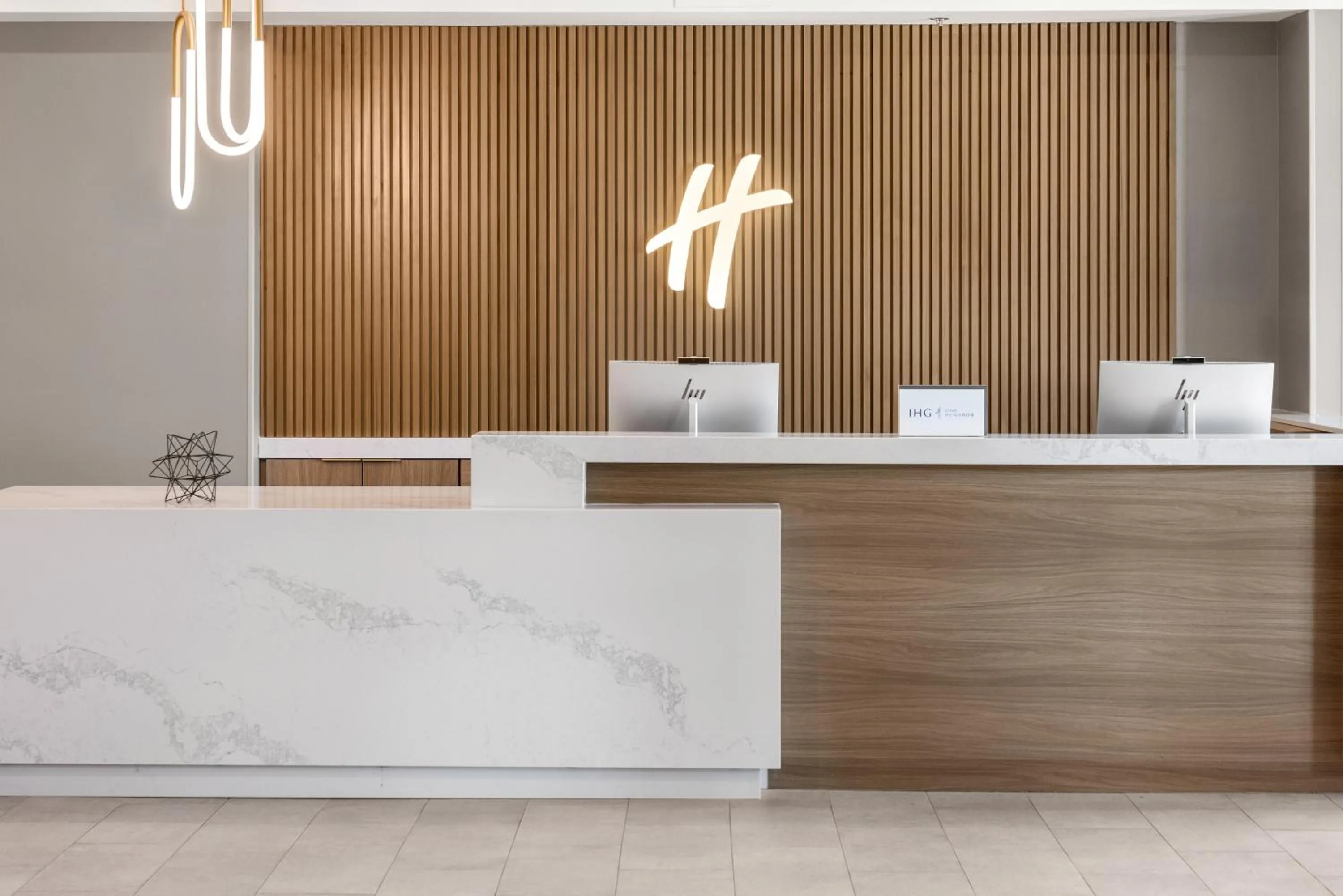 Lobby or reception in Holiday Inn & Suites Columbia NE - Ft Jackson Area by IHG