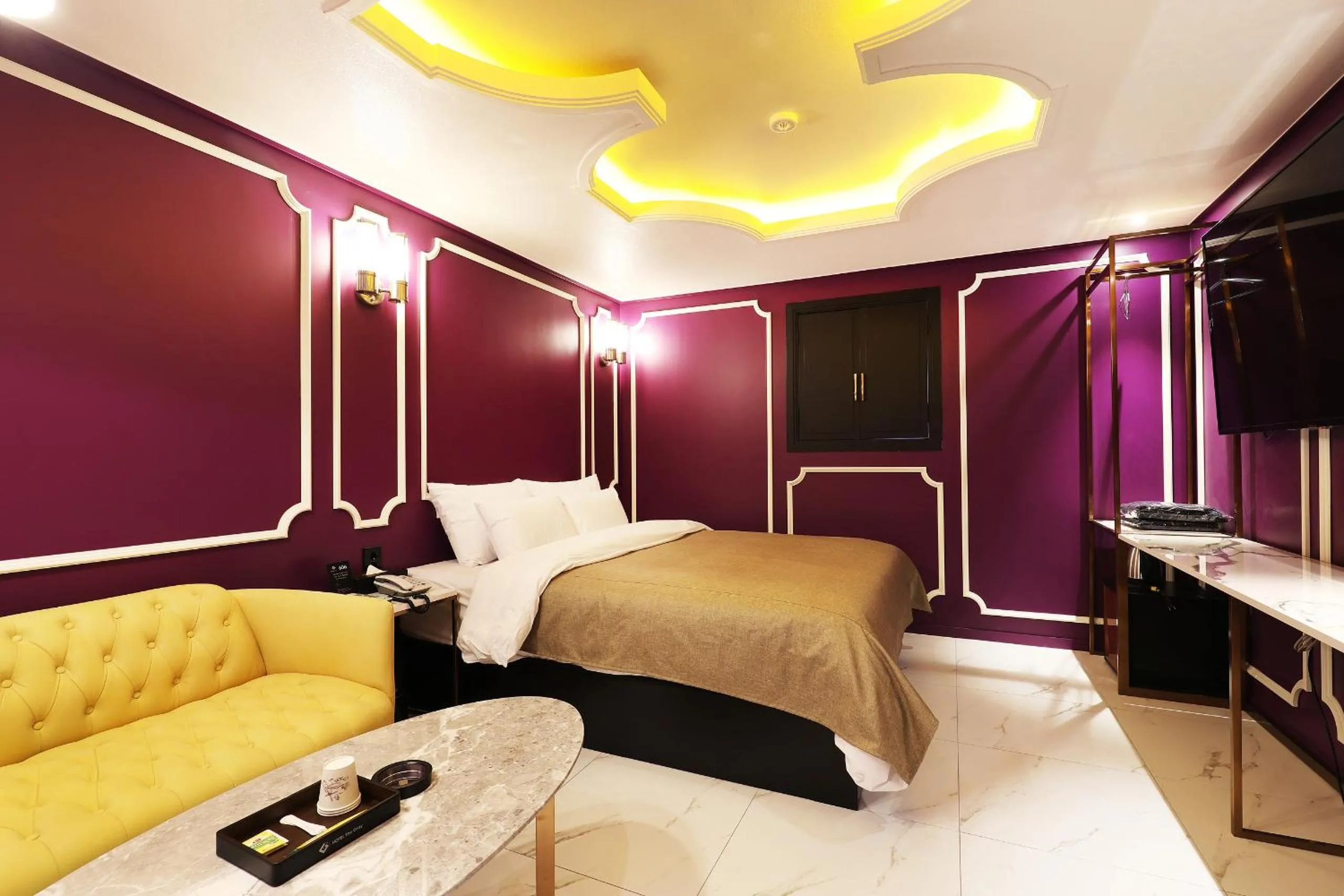 Bed in THE GRAY HOTEL