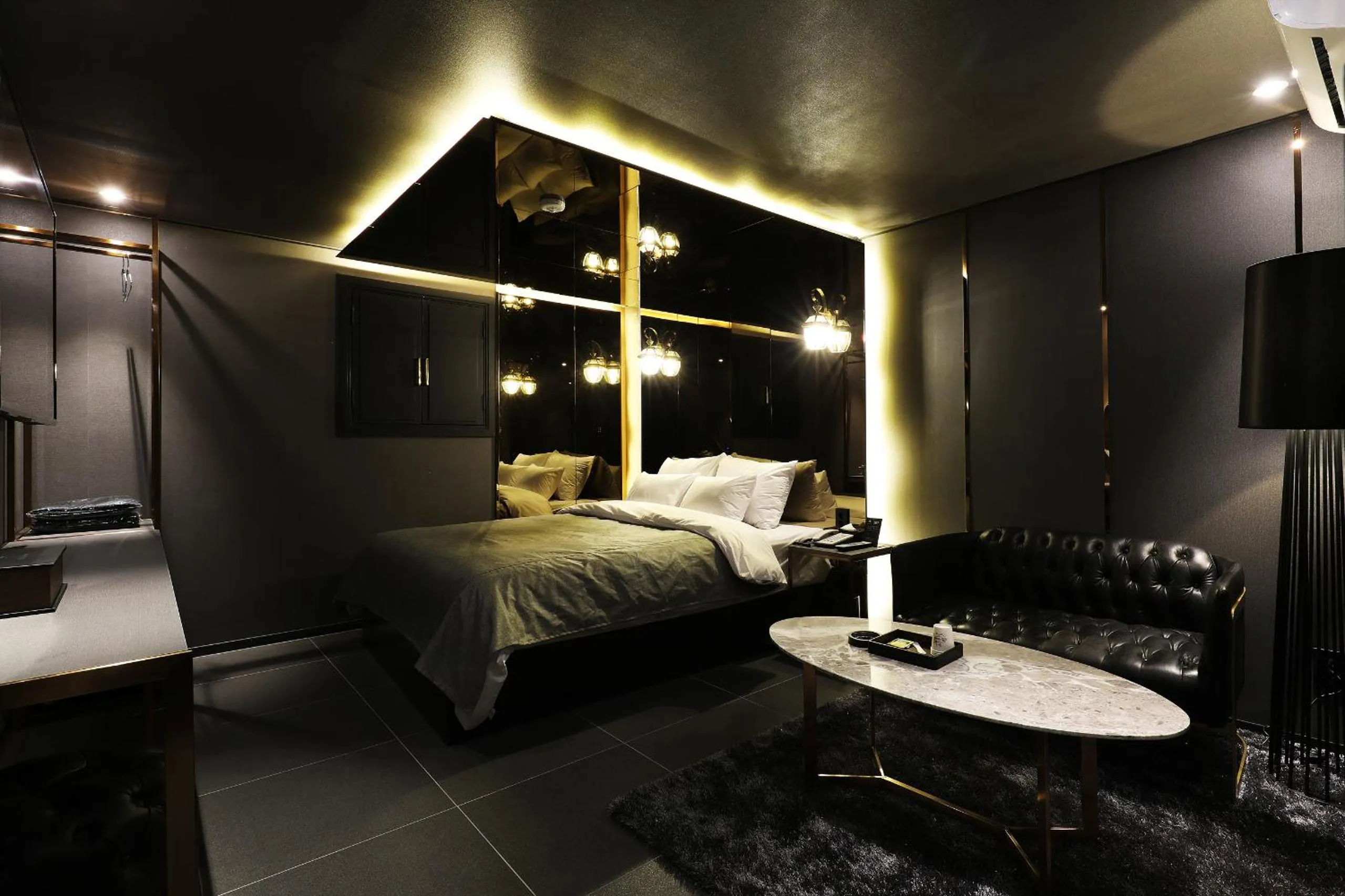 Bed in THE GRAY HOTEL