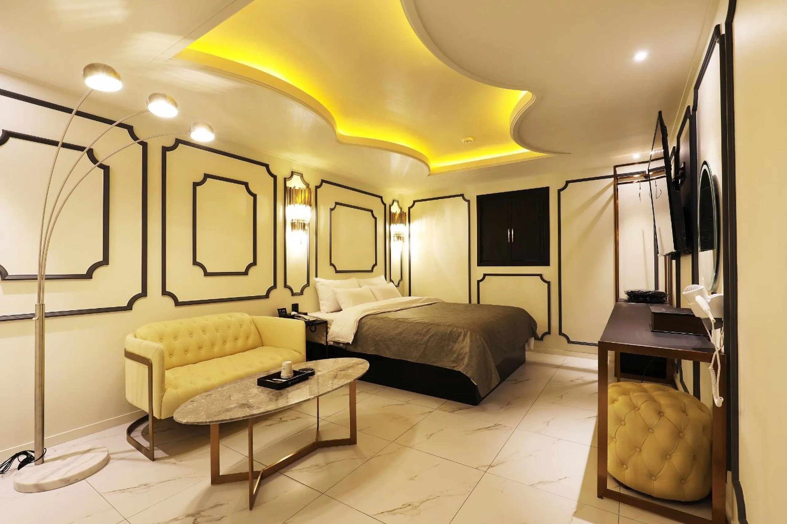 Bed in THE GRAY HOTEL