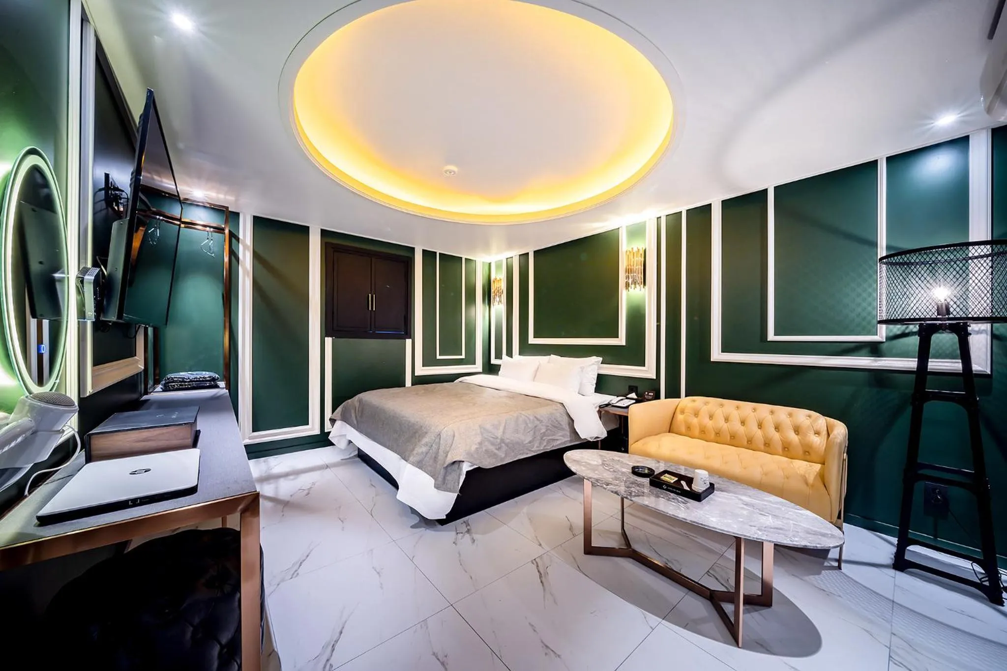 Bed in THE GRAY HOTEL