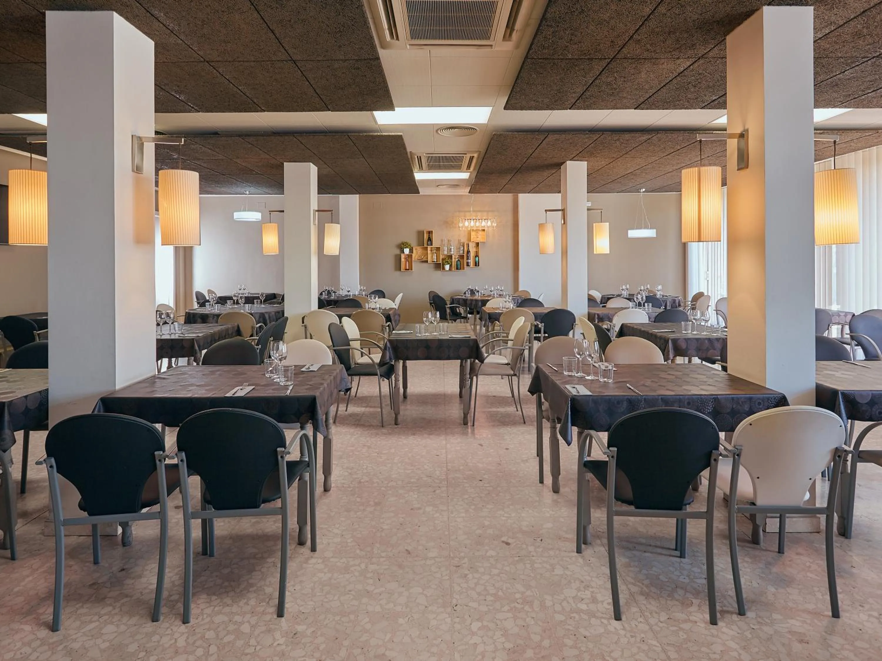 Restaurant/places to eat in Hostal Nobadis