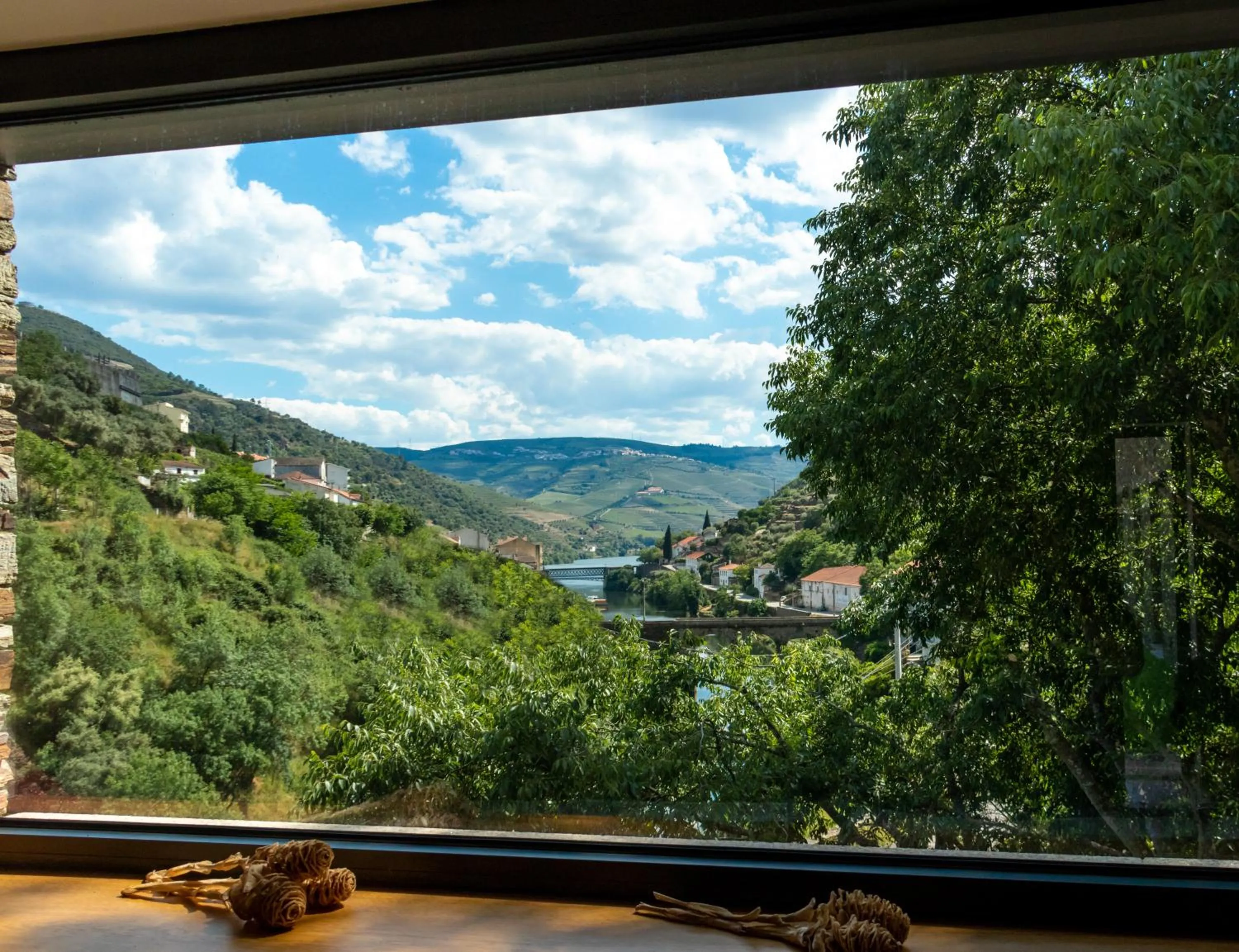 Restaurant/places to eat in Dois Lagares House