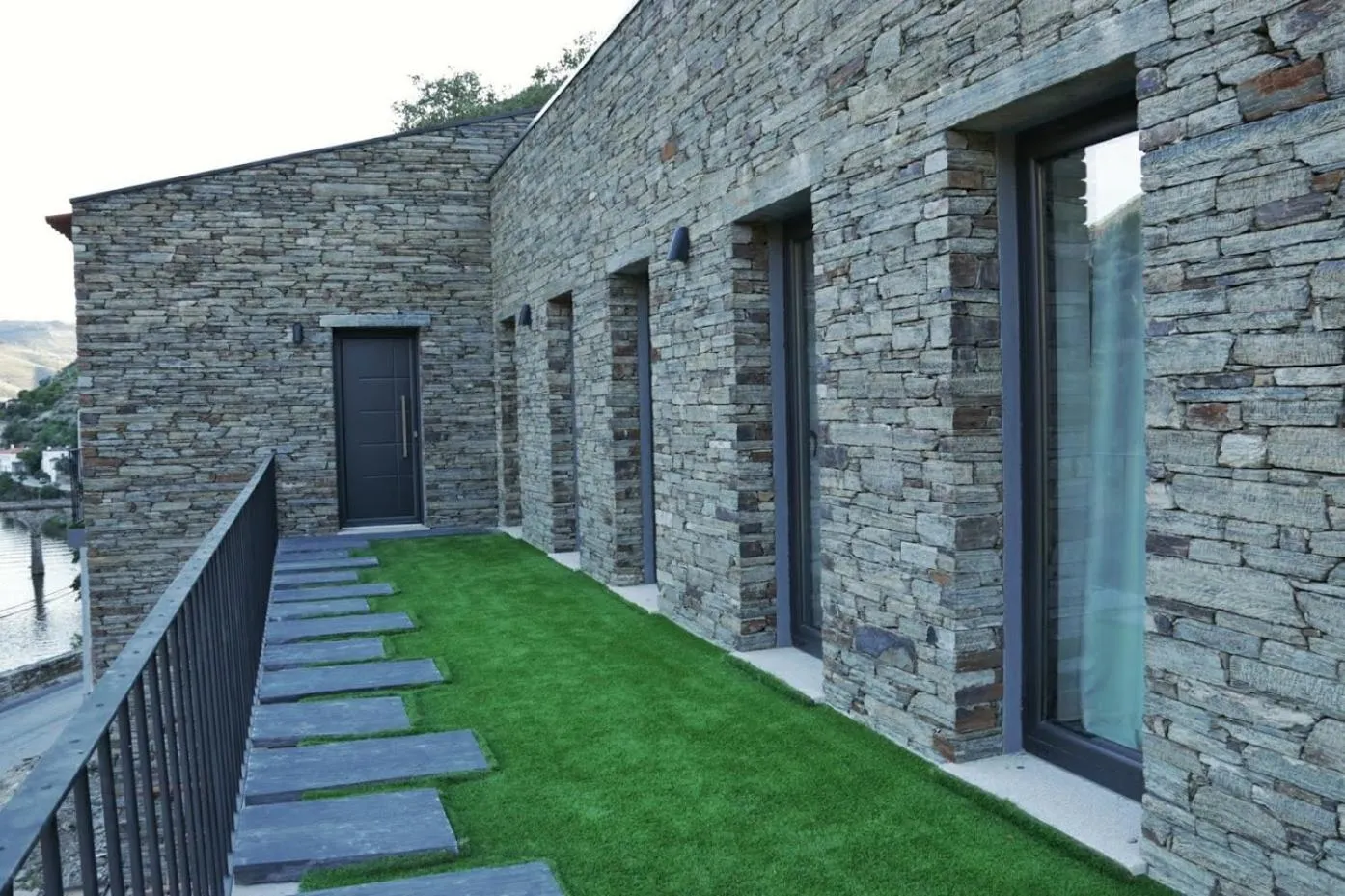 Facade/entrance in Dois Lagares House