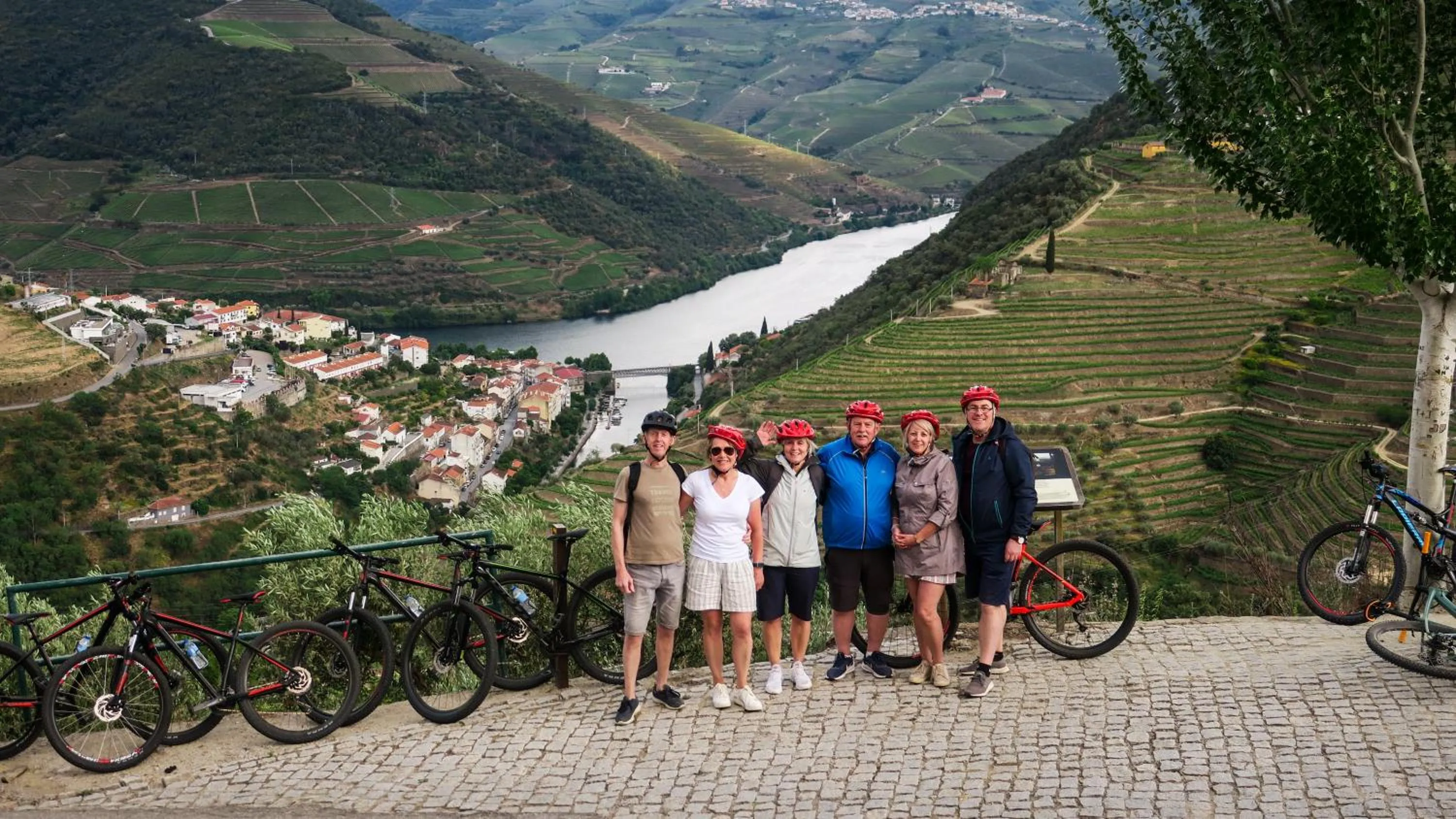 People in Dois Lagares House