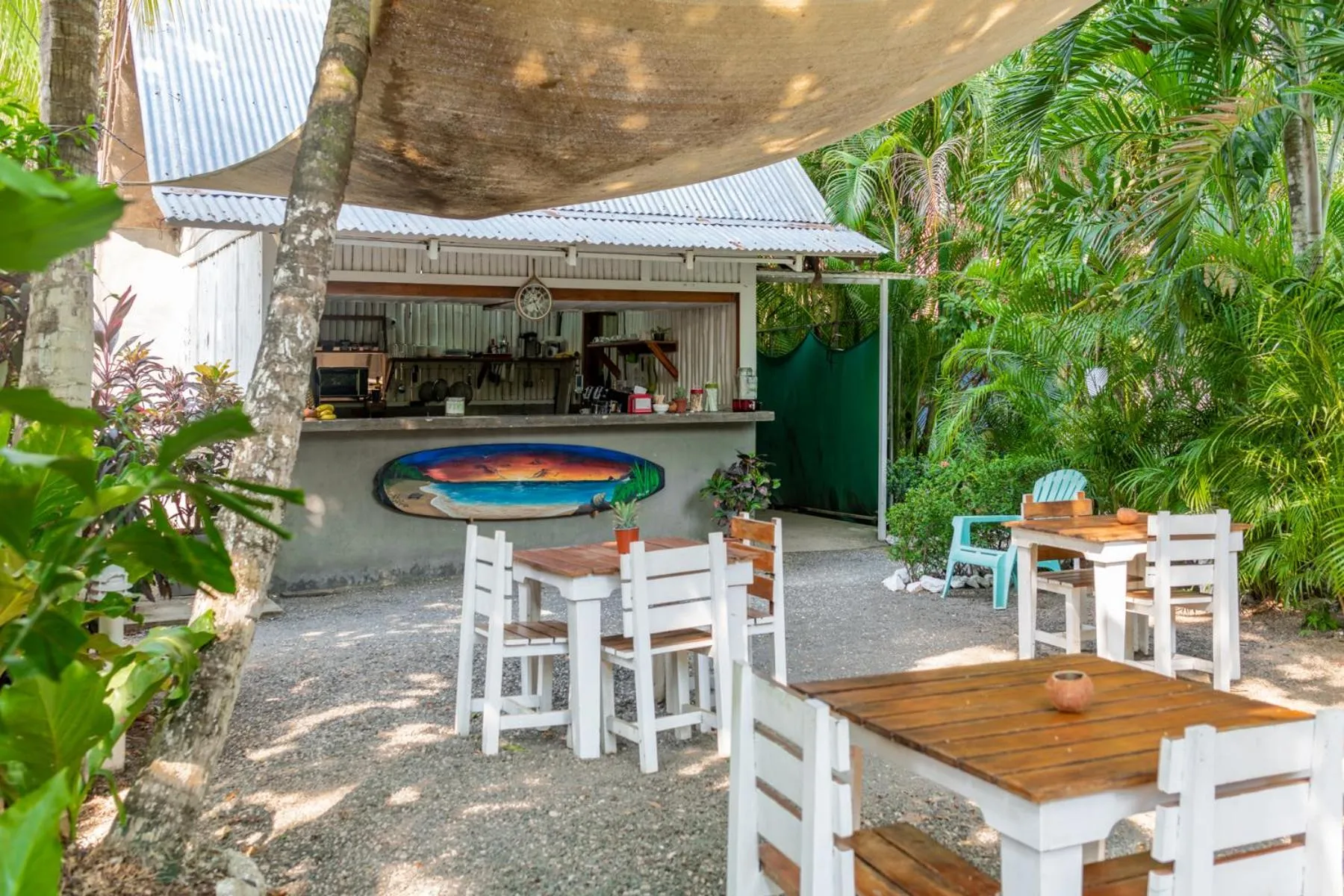 Restaurant/places to eat in Living Hotel