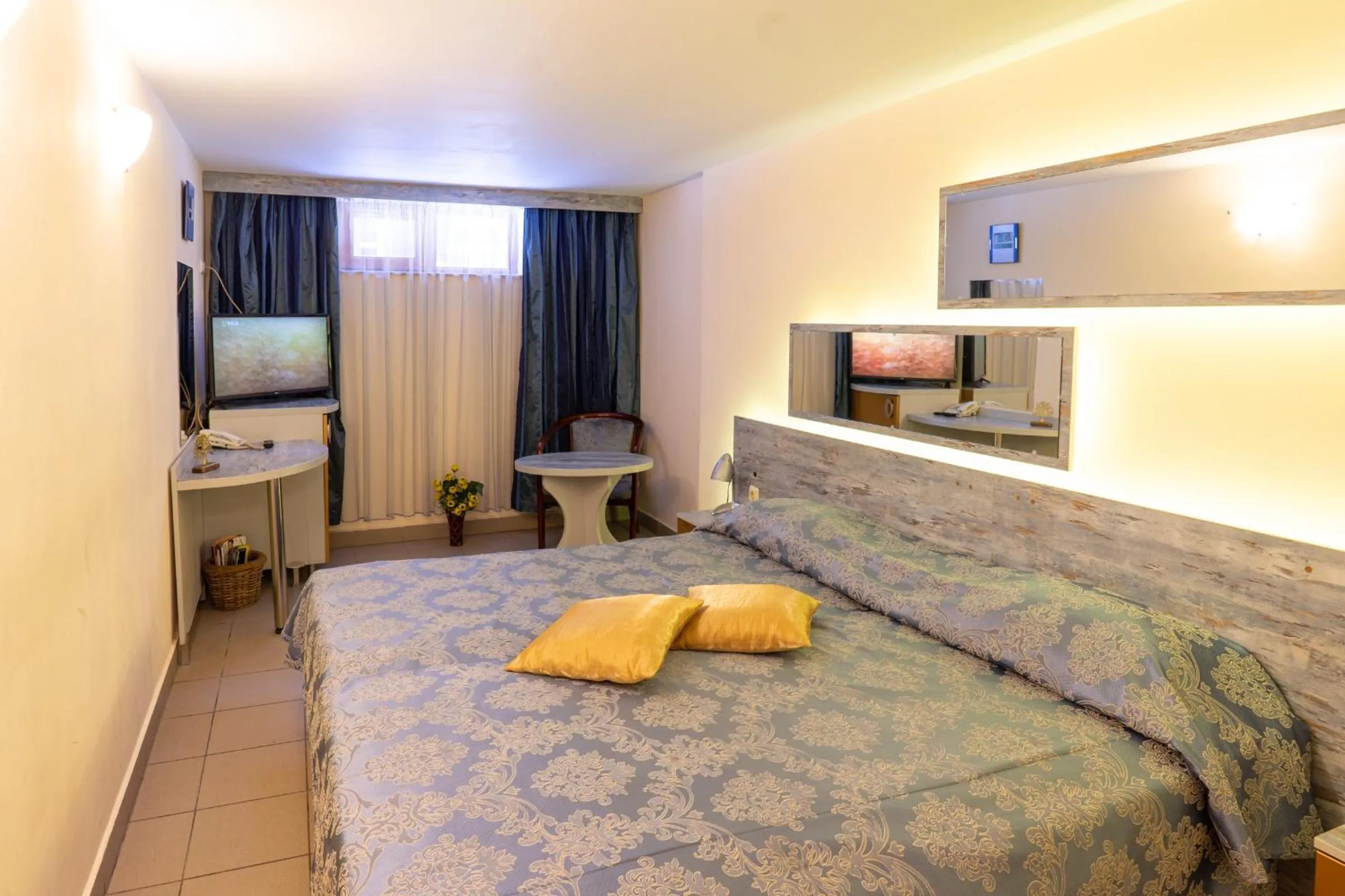 Photo of the whole room, Bed in Victoria Hotel