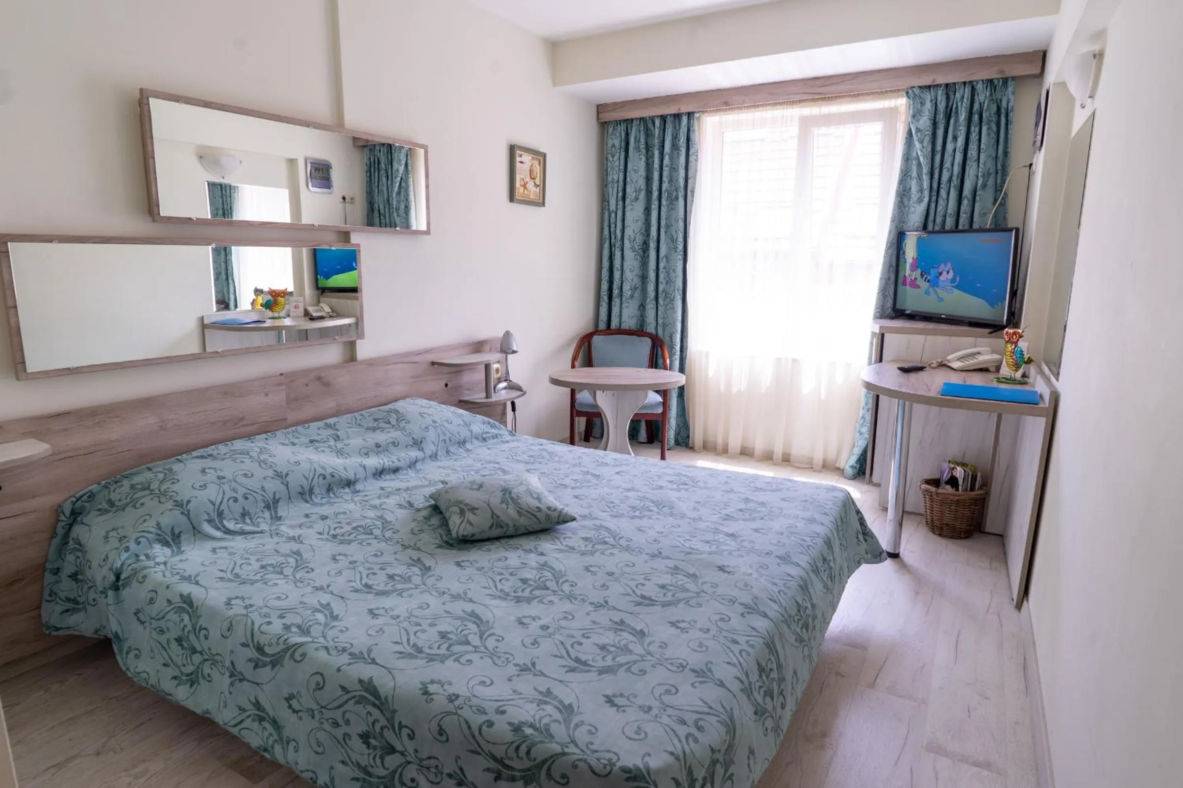 Photo of the whole room, Bed in Victoria Hotel