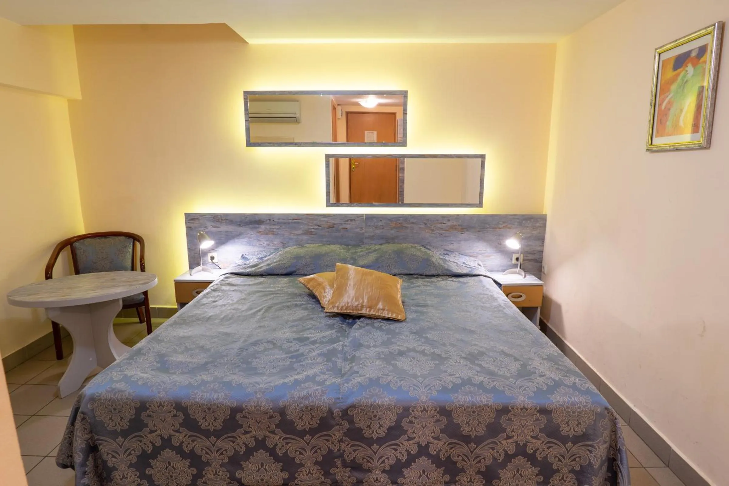 Photo of the whole room, Bed in Victoria Hotel