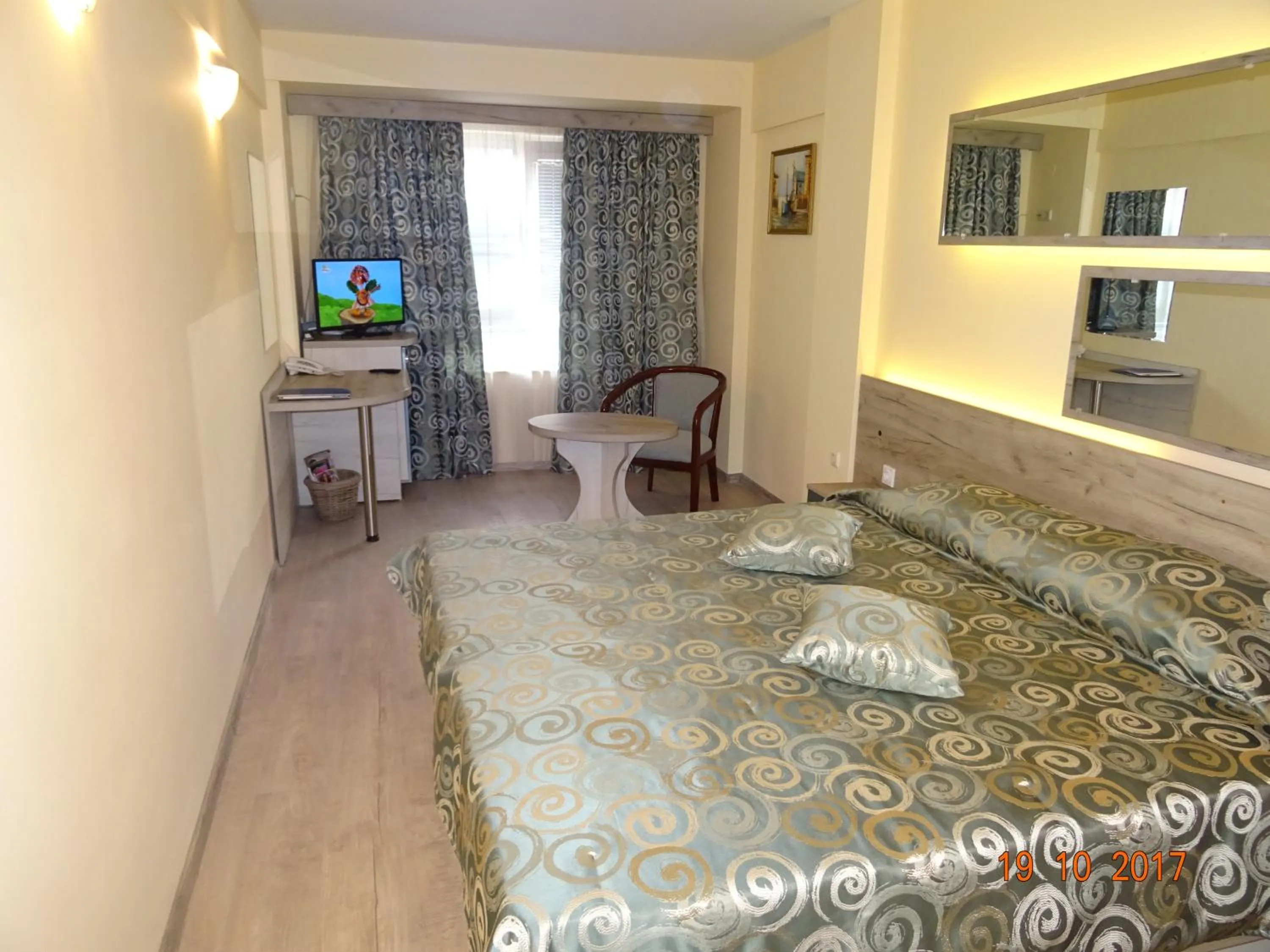 Photo of the whole room, Bed in Victoria Hotel