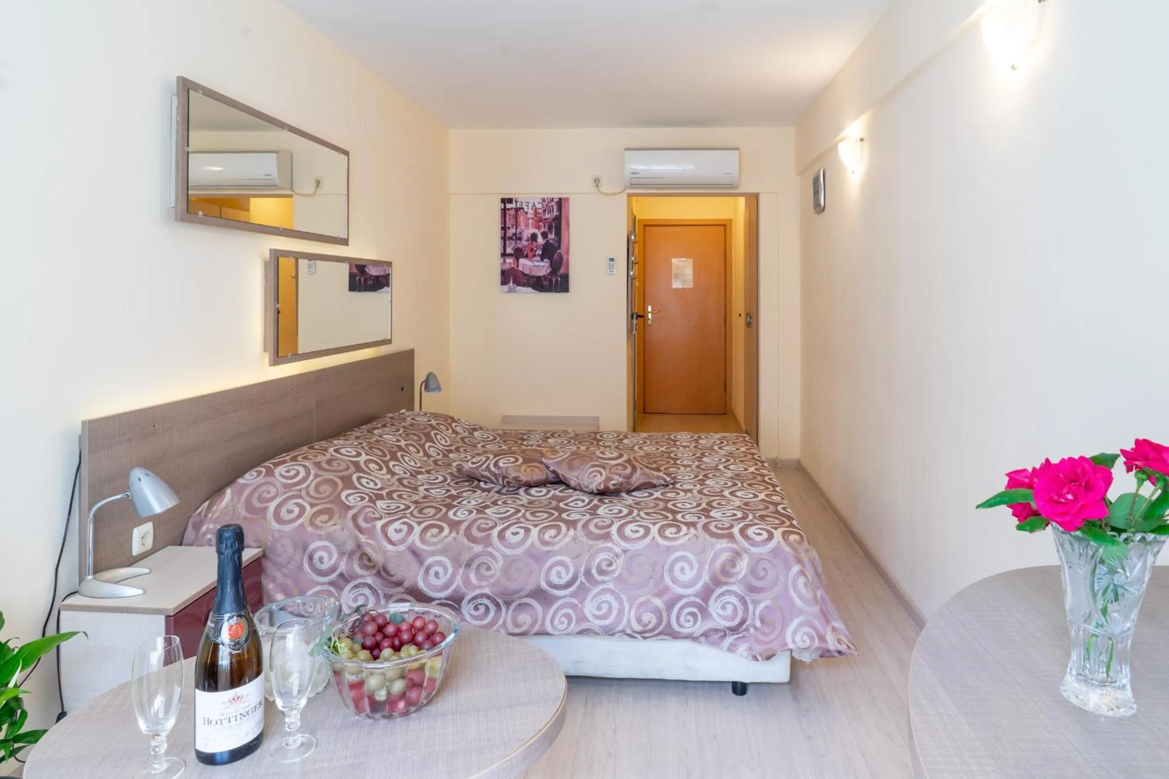 Photo of the whole room, Bed in Victoria Hotel