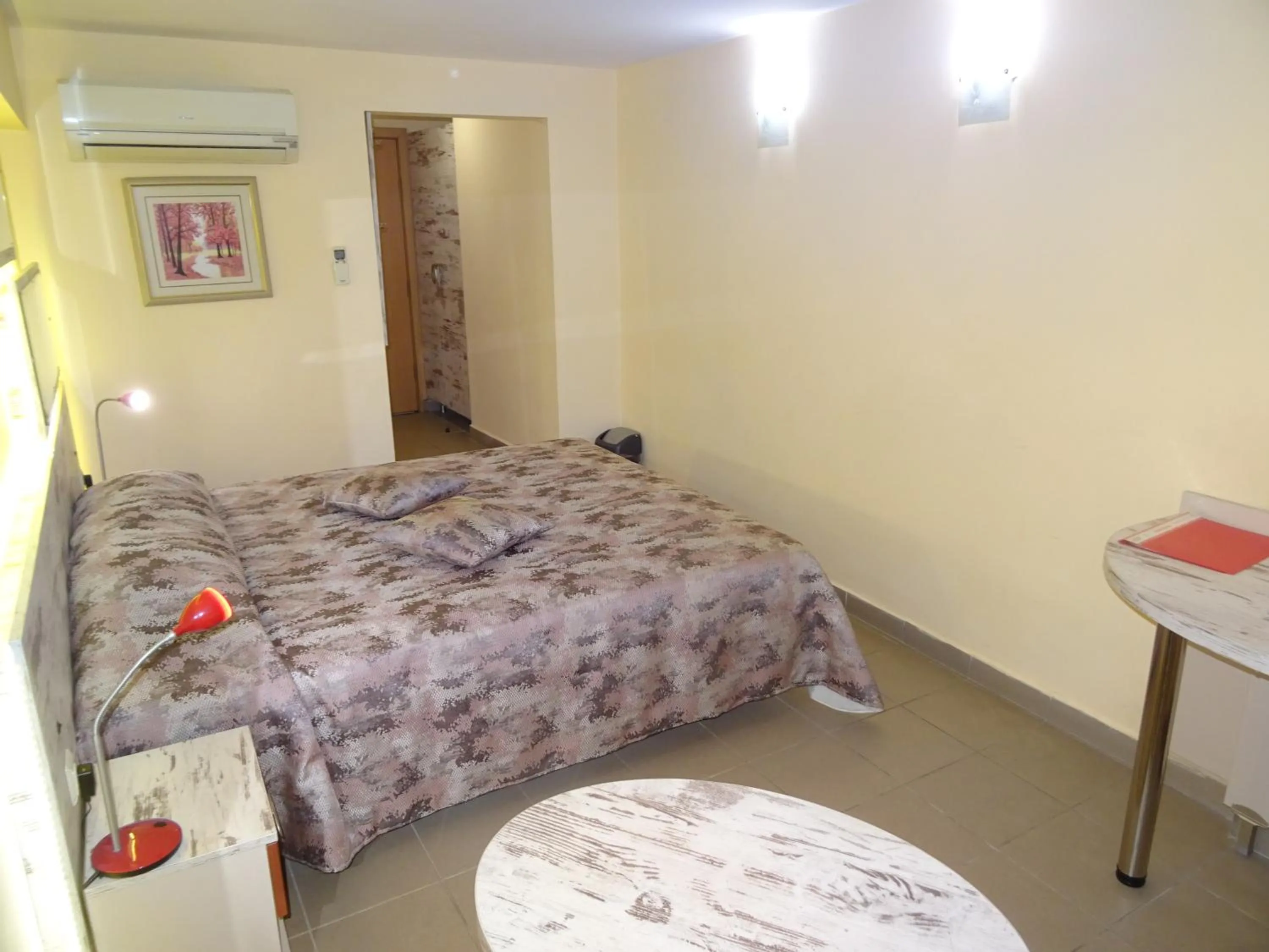 Photo of the whole room, Bed in Victoria Hotel