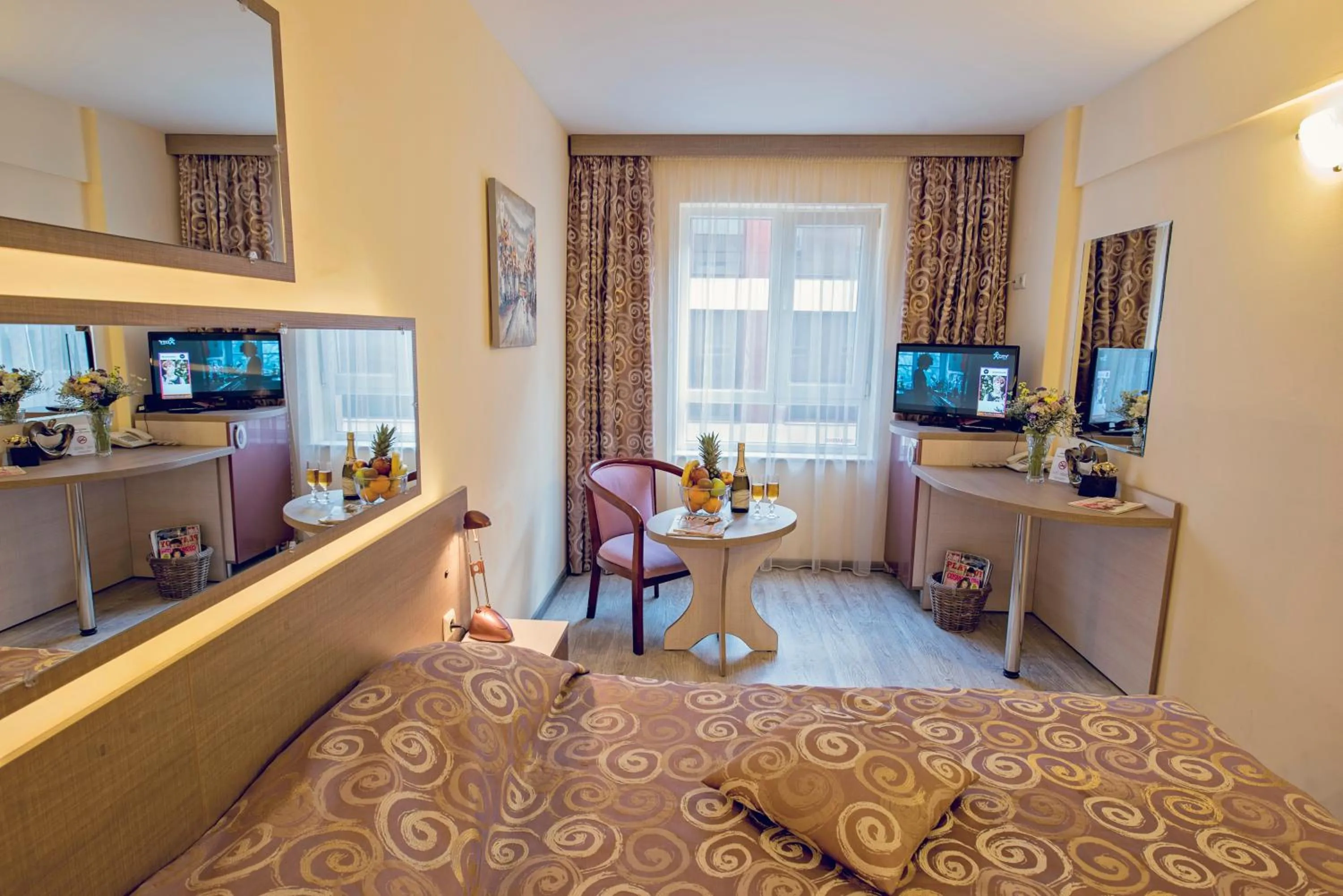 Photo of the whole room, Bed in Victoria Hotel