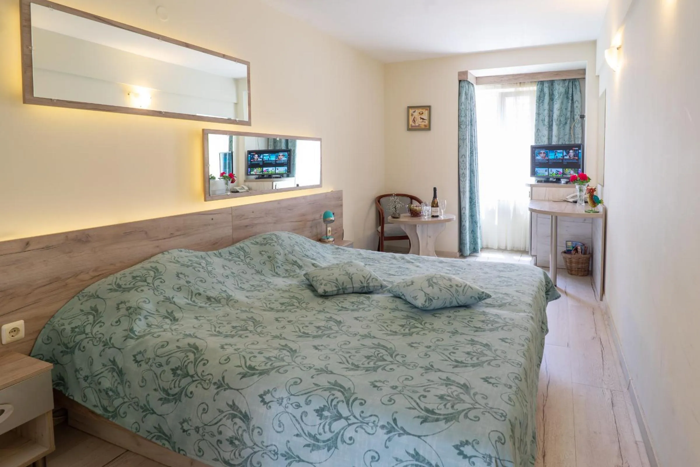 Photo of the whole room, Bed in Victoria Hotel