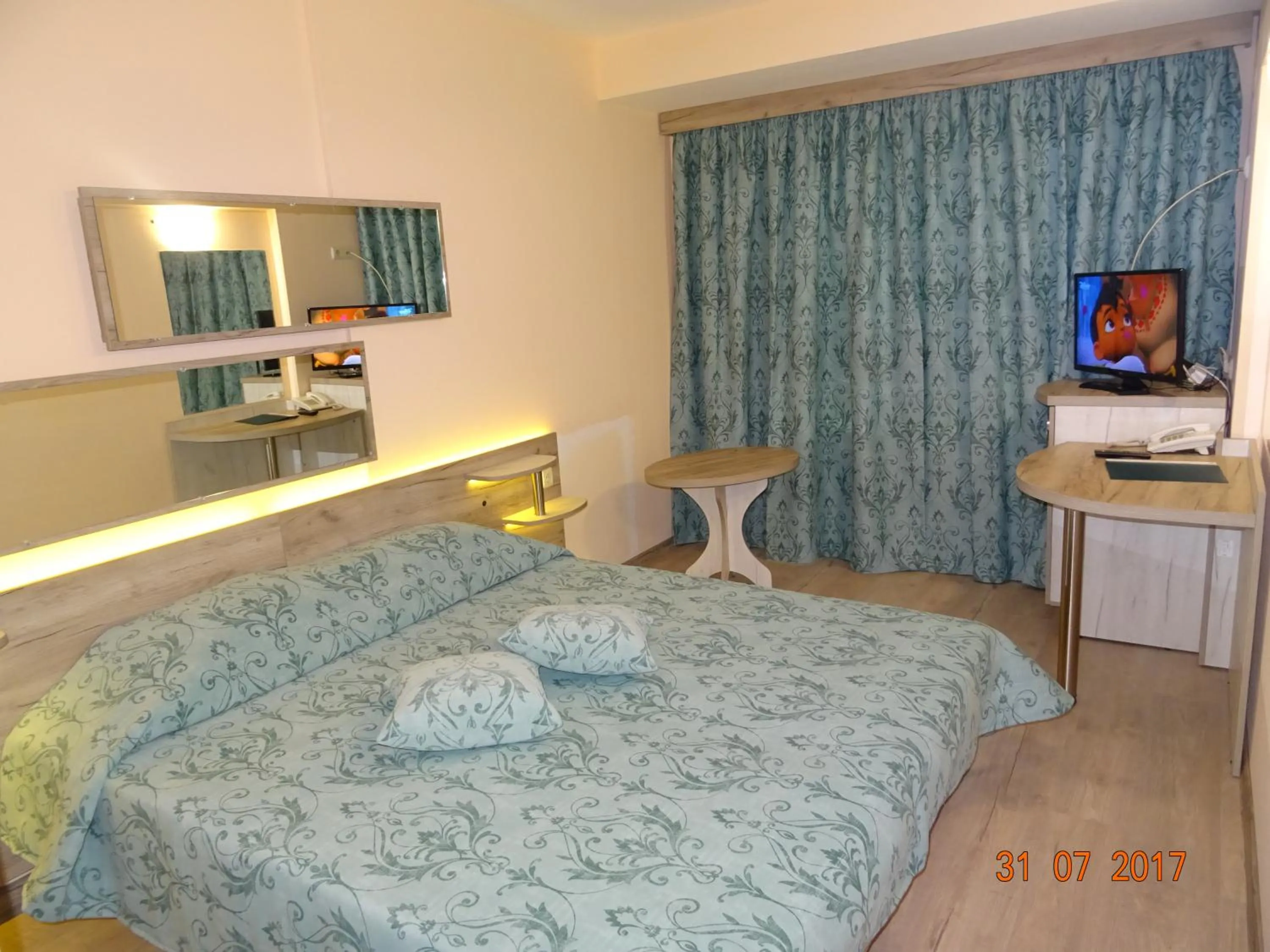 Photo of the whole room, Bed in Victoria Hotel