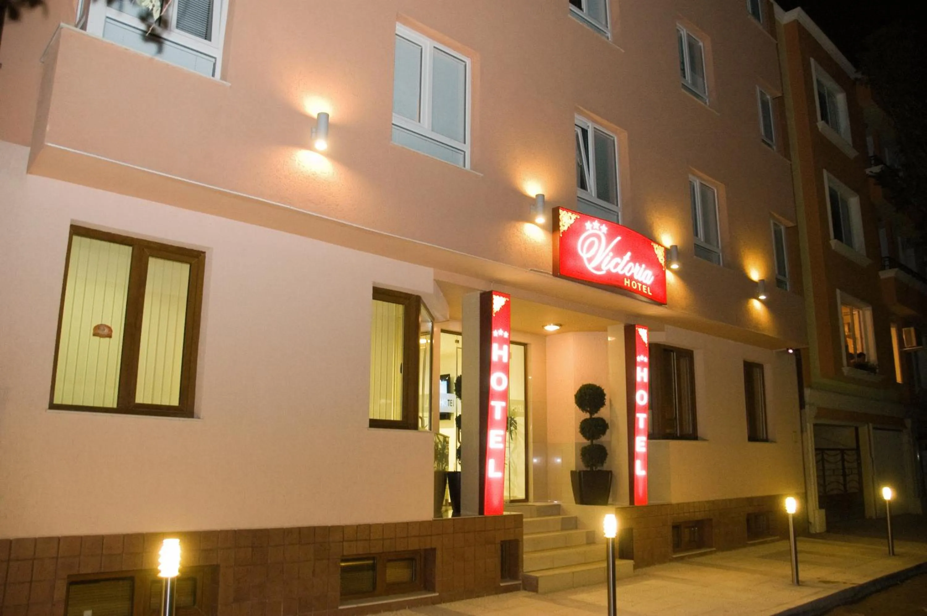 Facade/entrance in Victoria Hotel