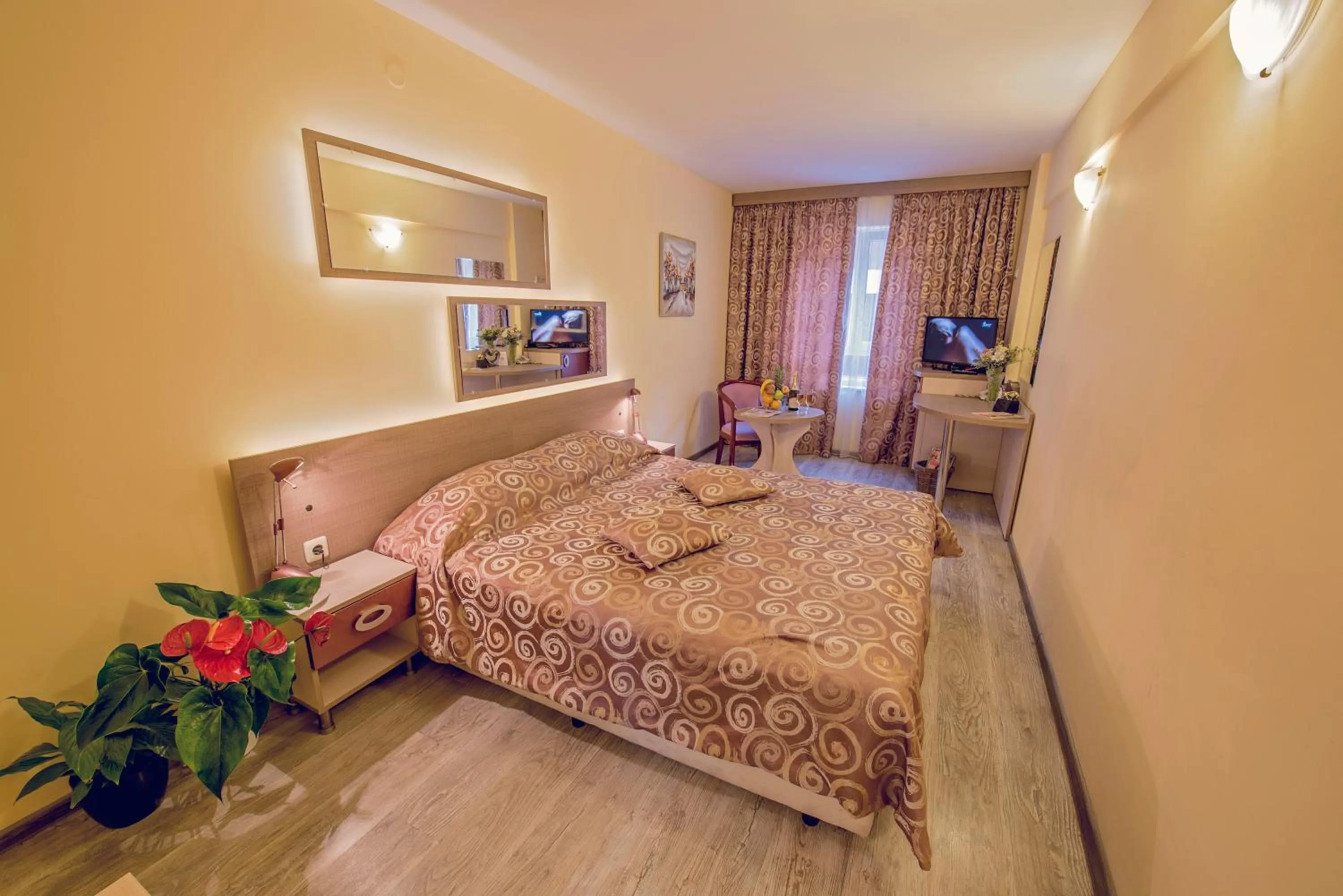 Photo of the whole room, Bed in Victoria Hotel