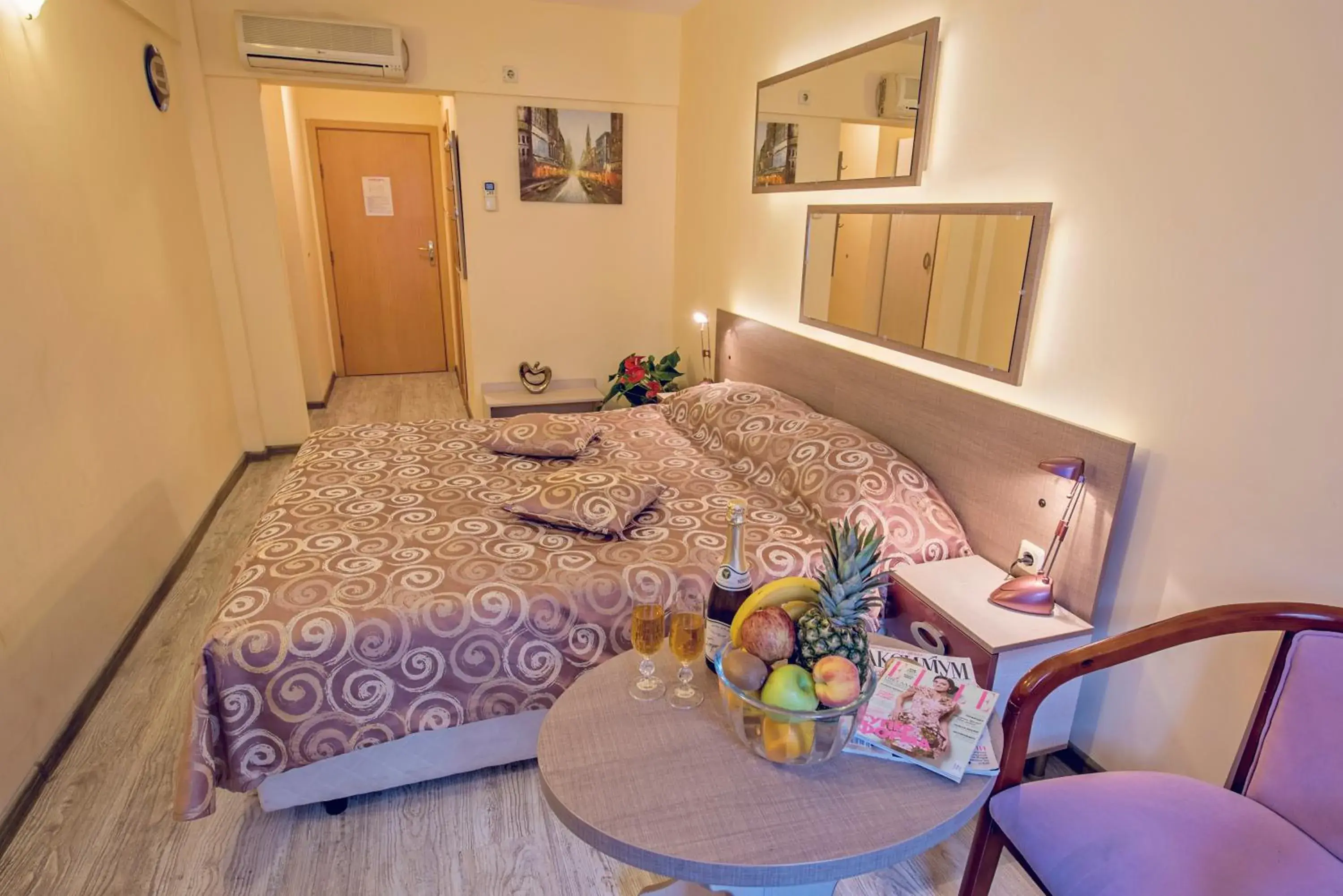 King Room - single occupancy in Victoria Hotel King Room - single occupancy in Victoria Hotel