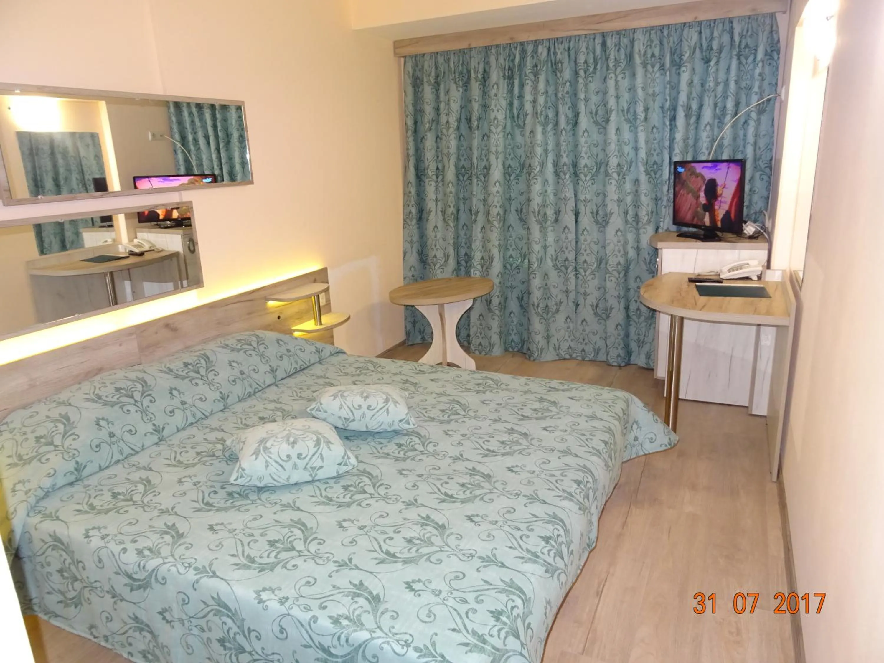 Photo of the whole room, Bed in Victoria Hotel