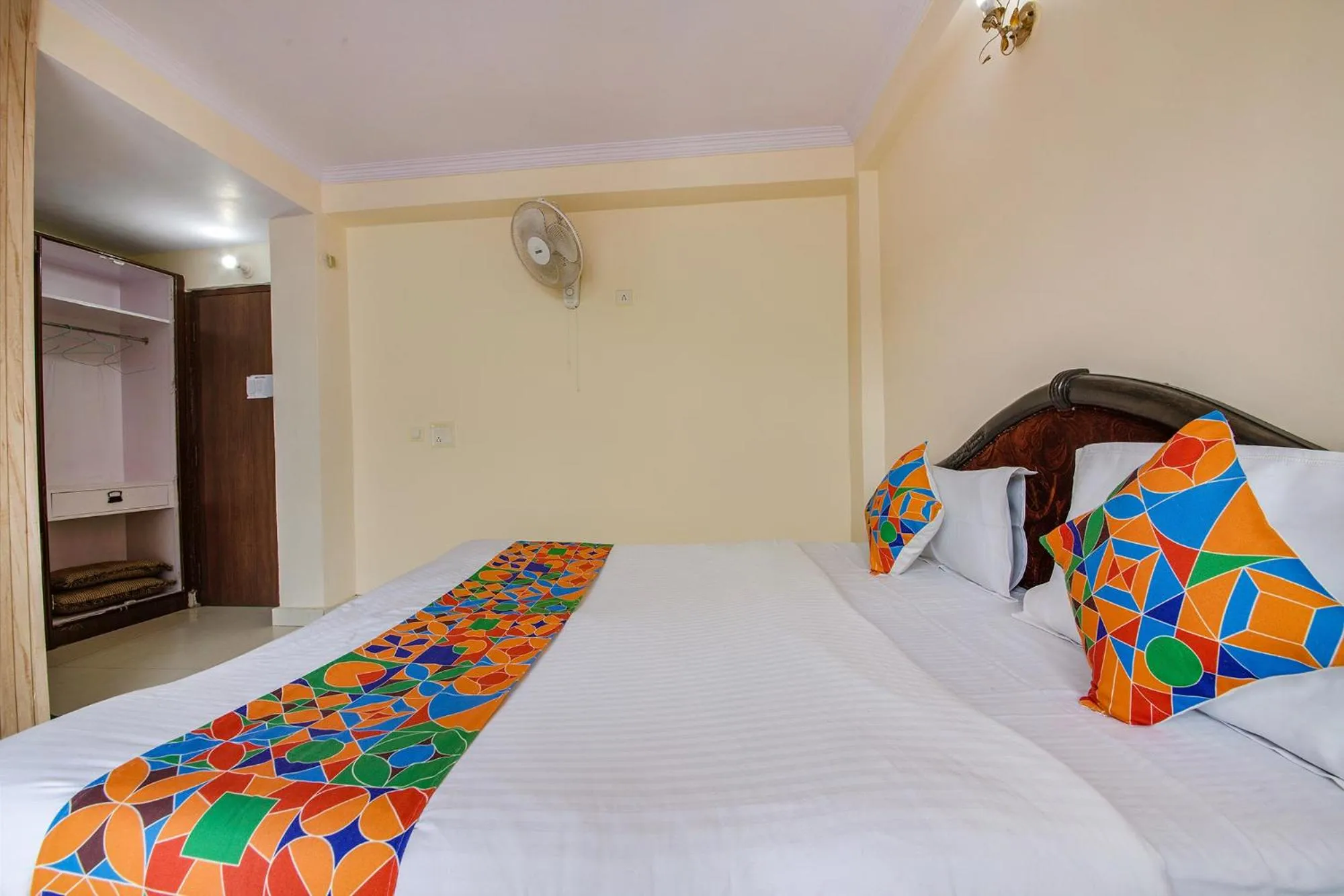 Bedroom, Bed in FabExpress Sapphire