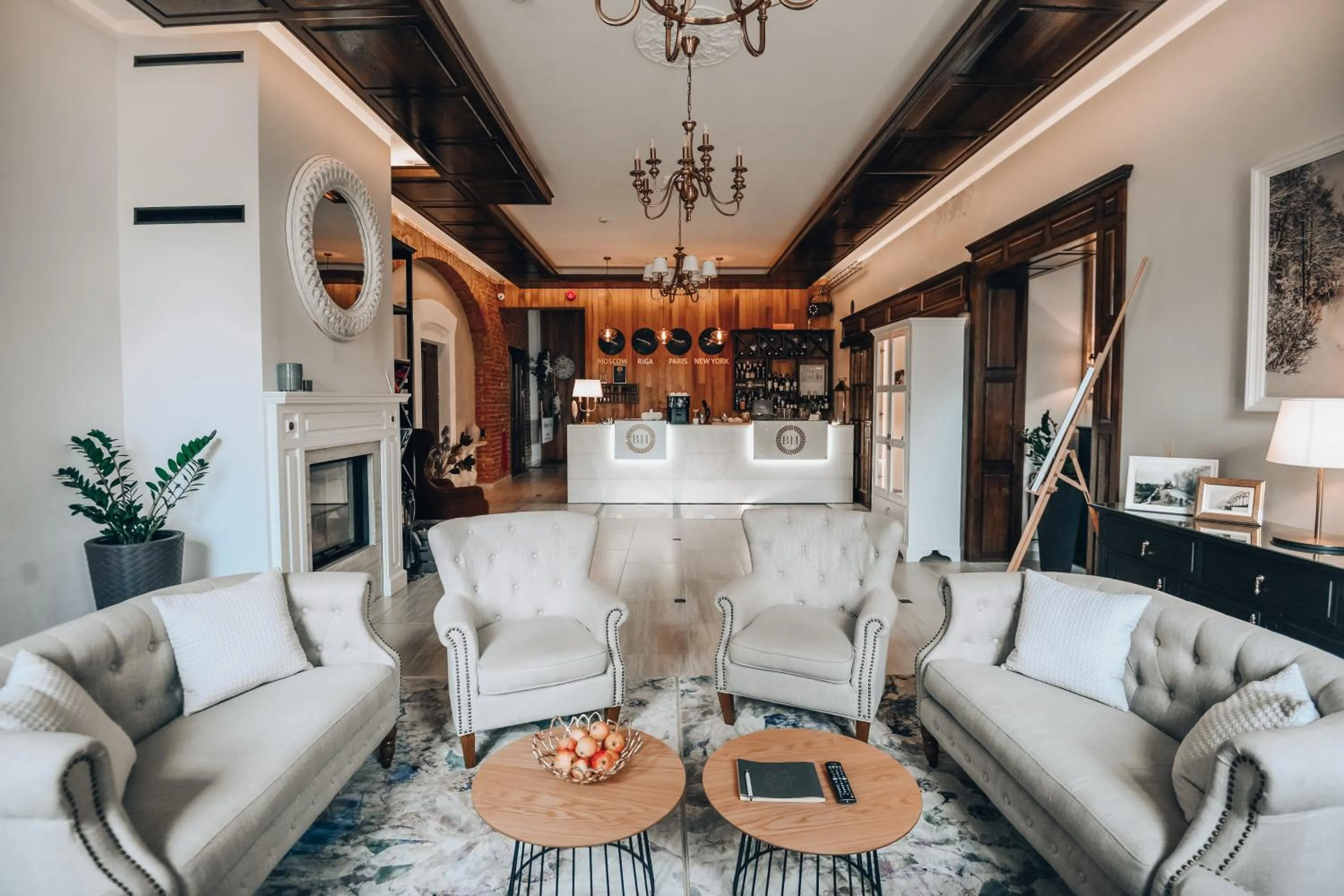 Communal lounge/ TV room in Bahnhofs hotel